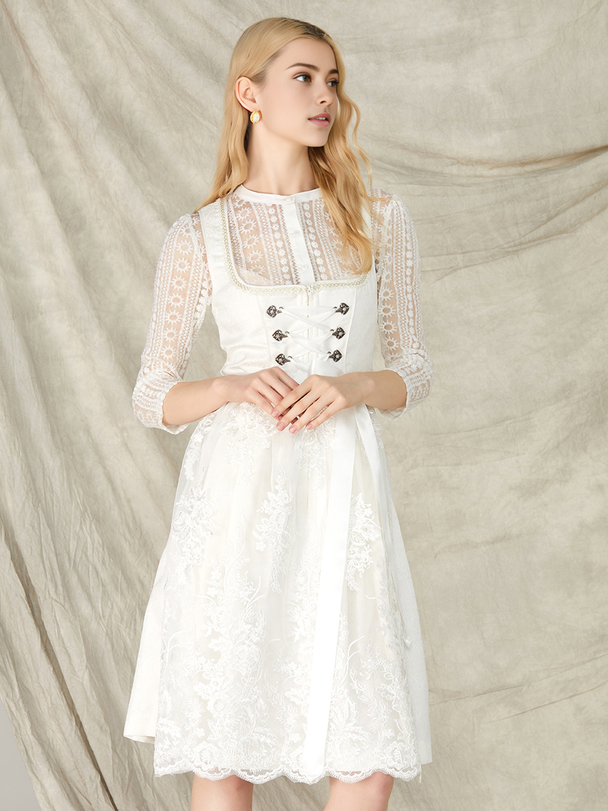 Dirndlbluse weiß langarm mit grauem Dirndl