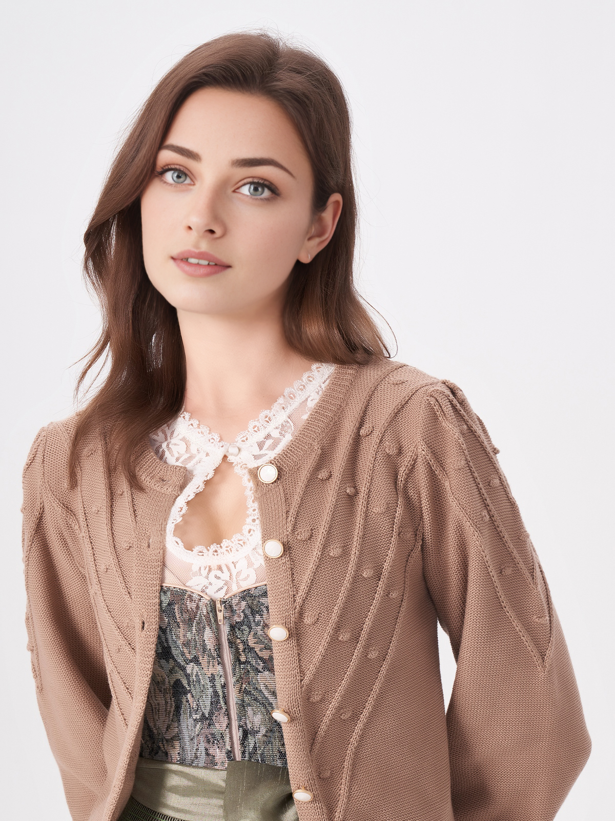 Blaues Dirndl mit traditioneller Stickerei
