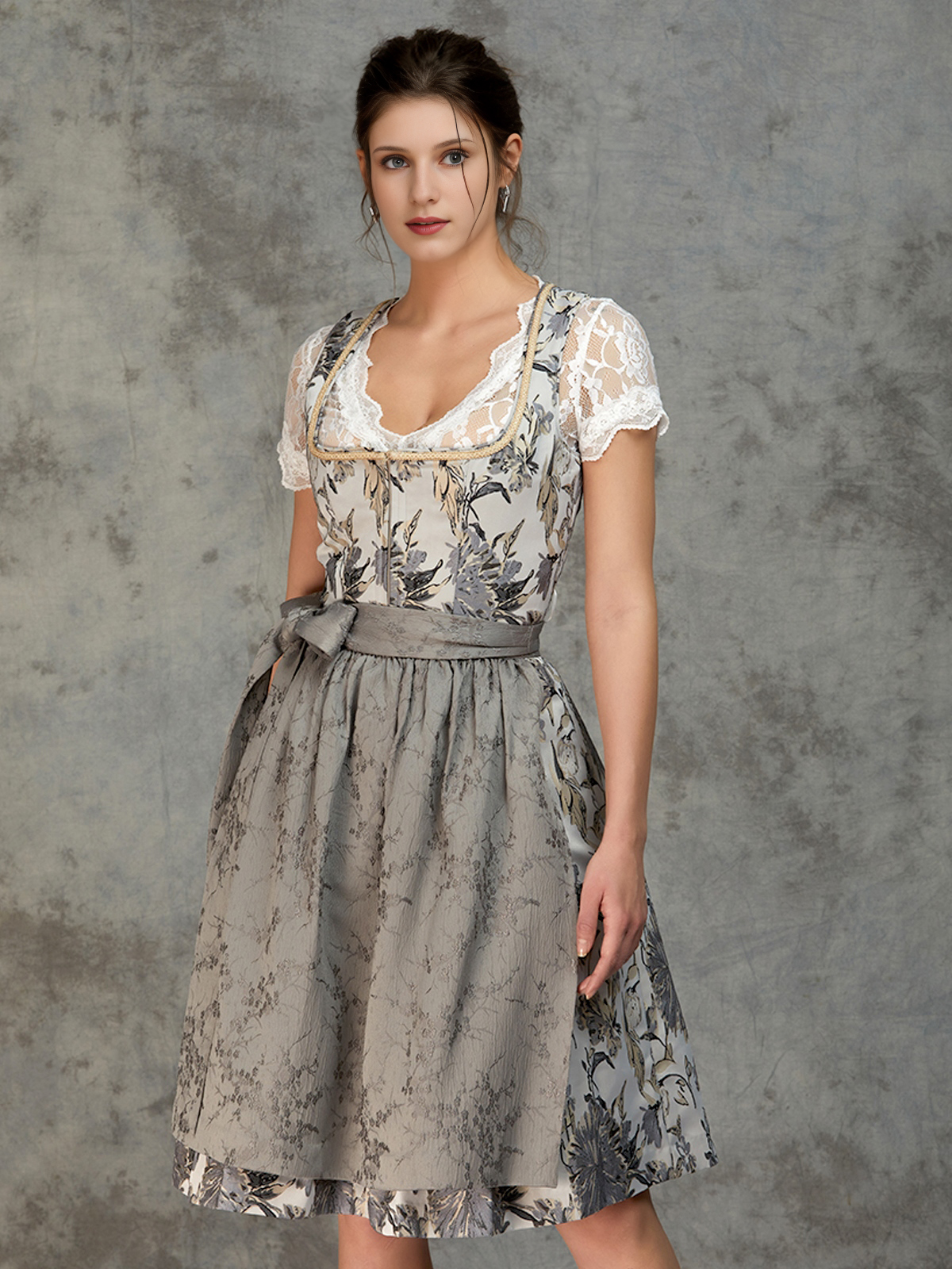 Dirndl in Grau und Rosa – stilvoll und feminin