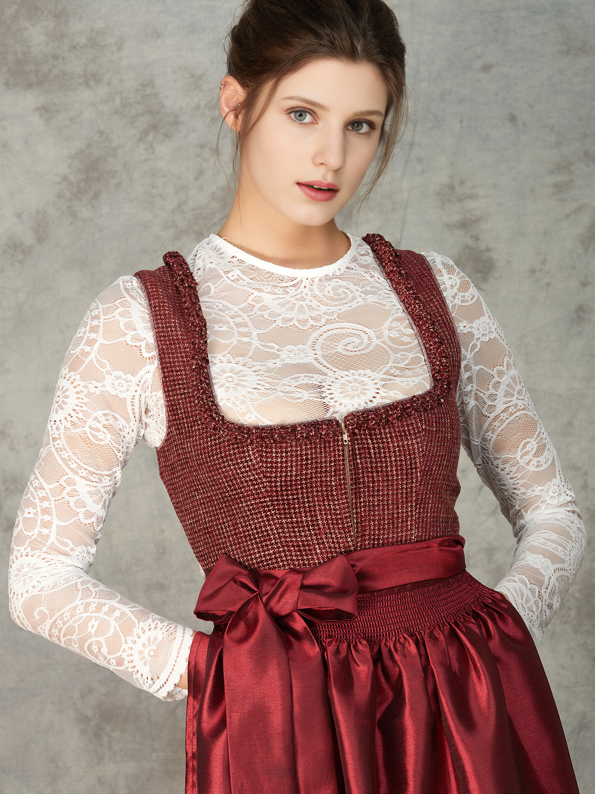 Dirndlbluse in Rot mit Spitzenverzierung