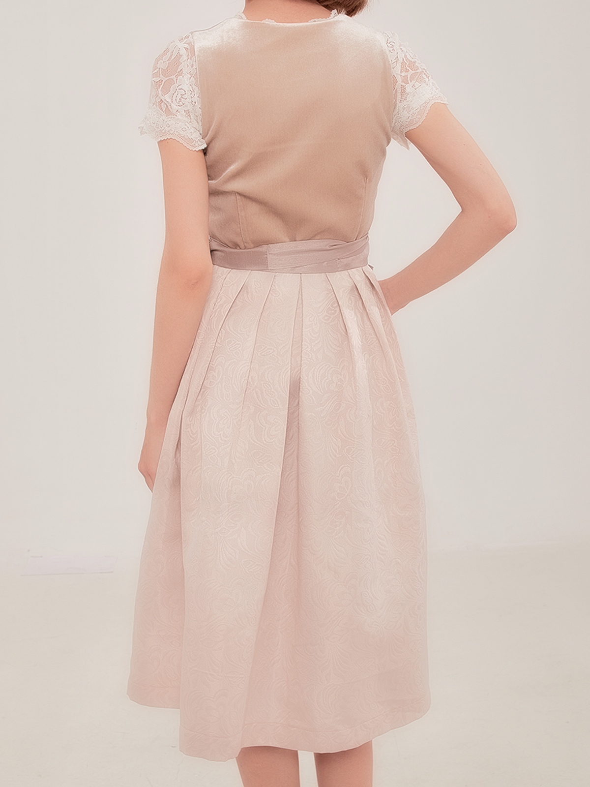 Braunes Dirndl mit eleganter Schürze