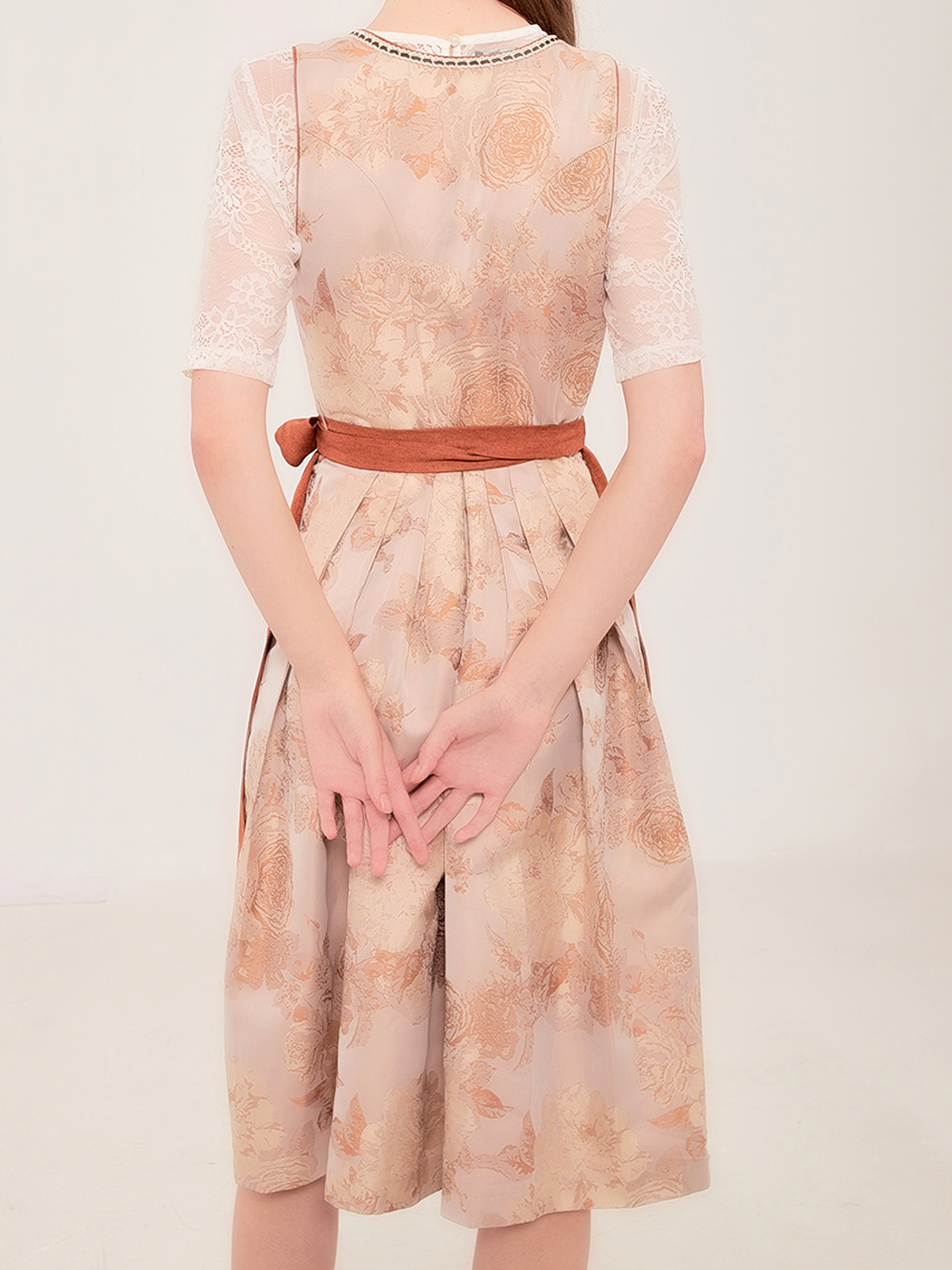 Dirndl Khaki mit stilvollen Accessoires