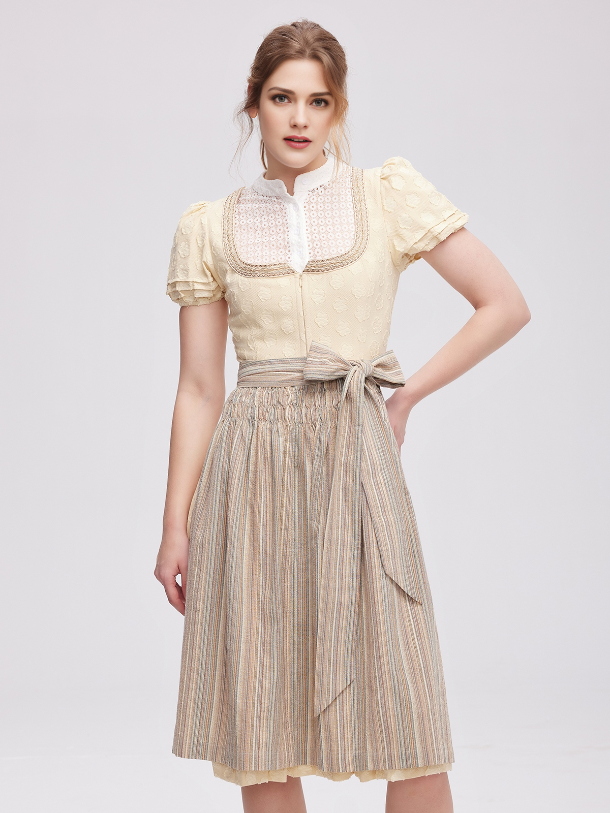 Ein elegantes rotes Samt Dirndl mit passenden Accessoires