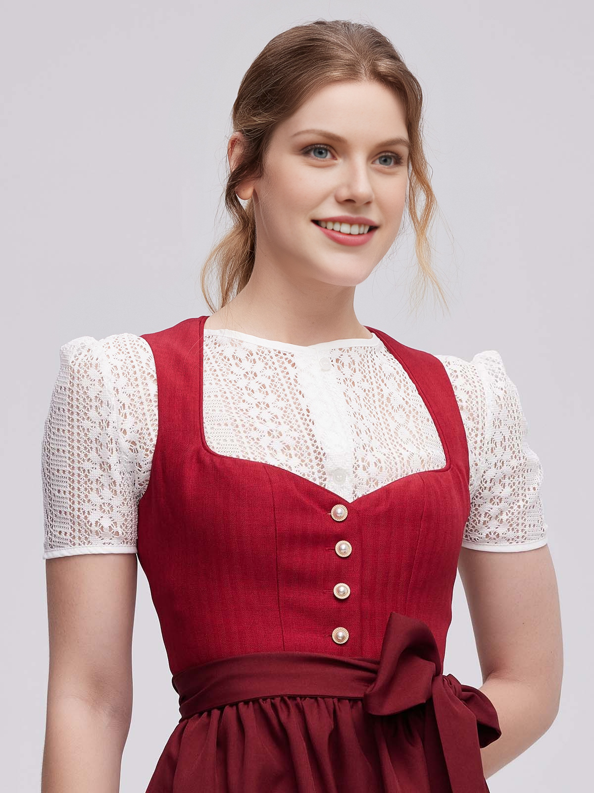 Dirndl in Rot-Samt – ein Blickfang auf jedem Fest