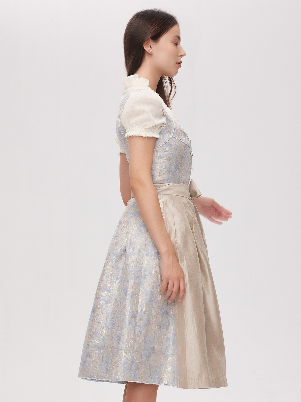 Ehreer Dirndl in Blau – ein Blickfang auf jedem Volksfest