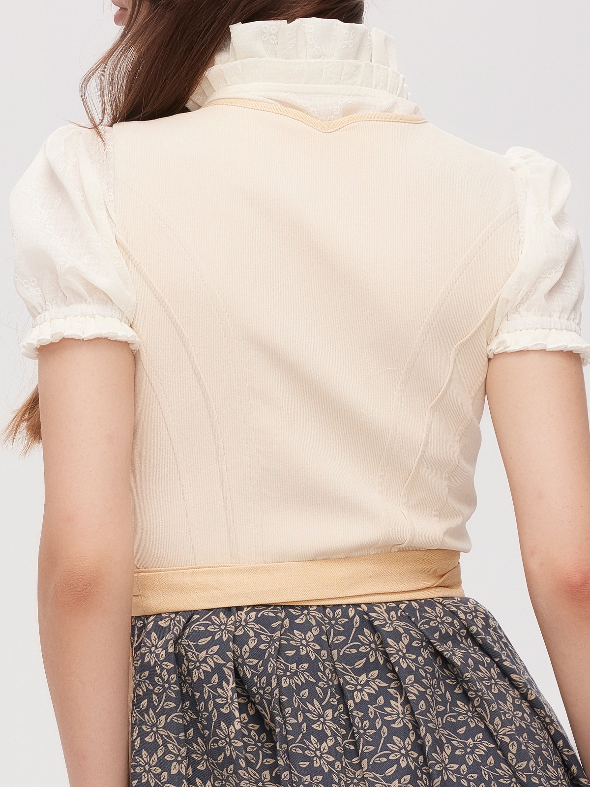 Modernes reduziertes Dirndl in Gelb