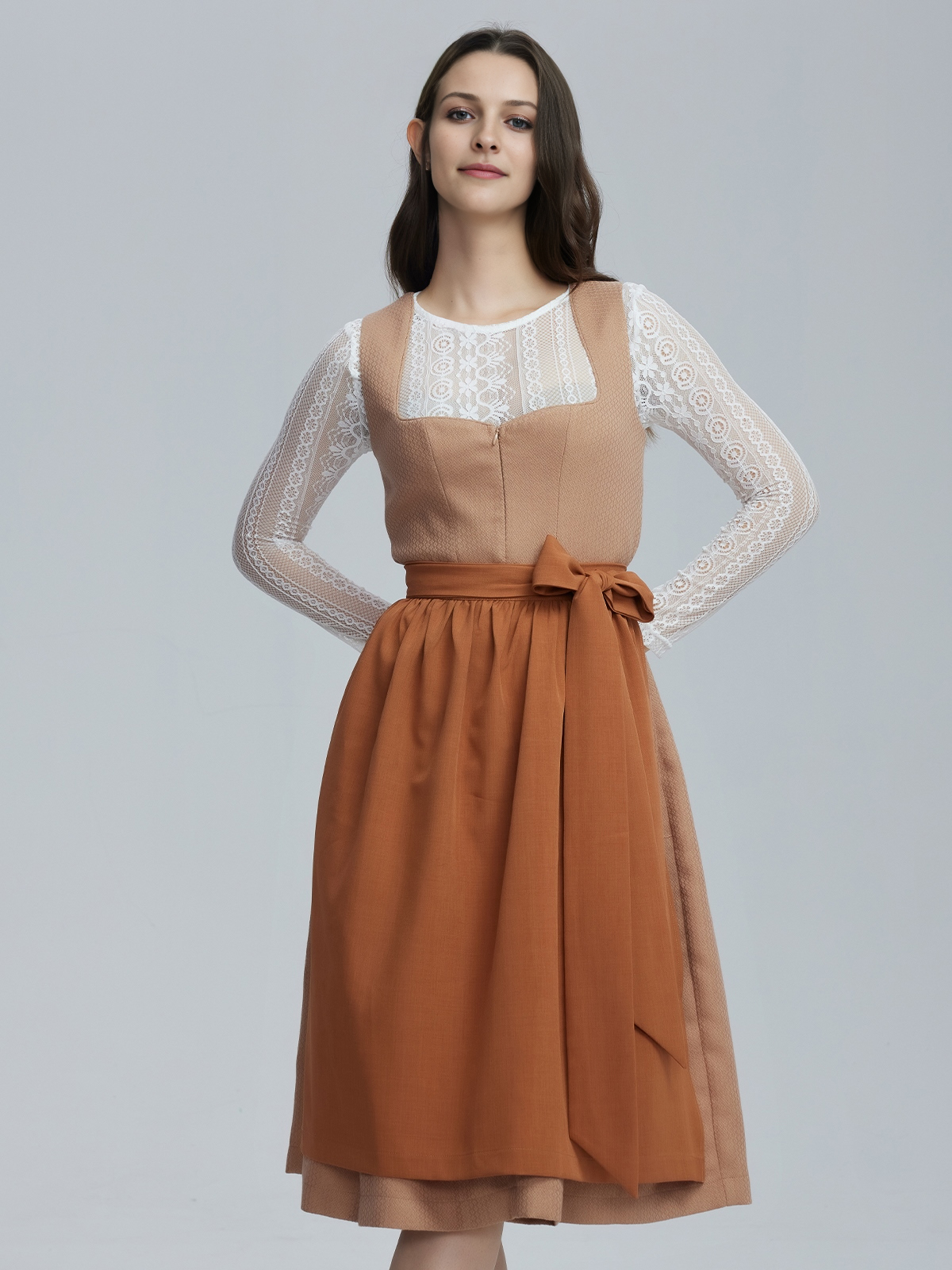 Dirndl in Braun mit floralen Details