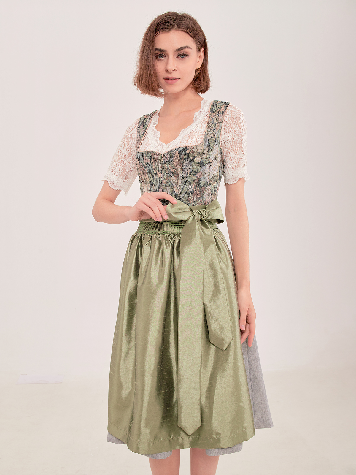 Modernes Dirndl in Grün mit schmeichelhaftem Schnitt