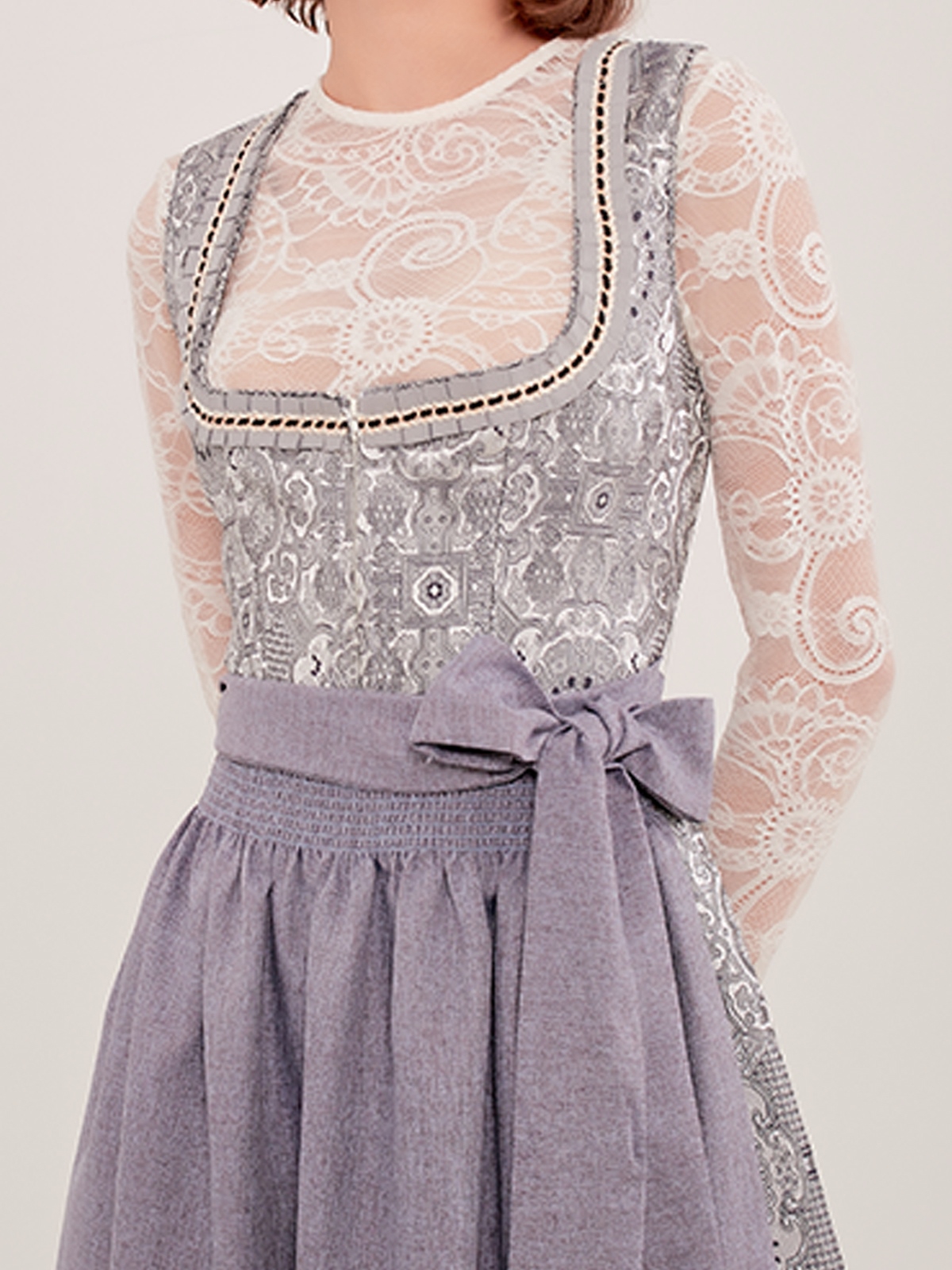 Dirndl in Grau – Eleganz und Tradition