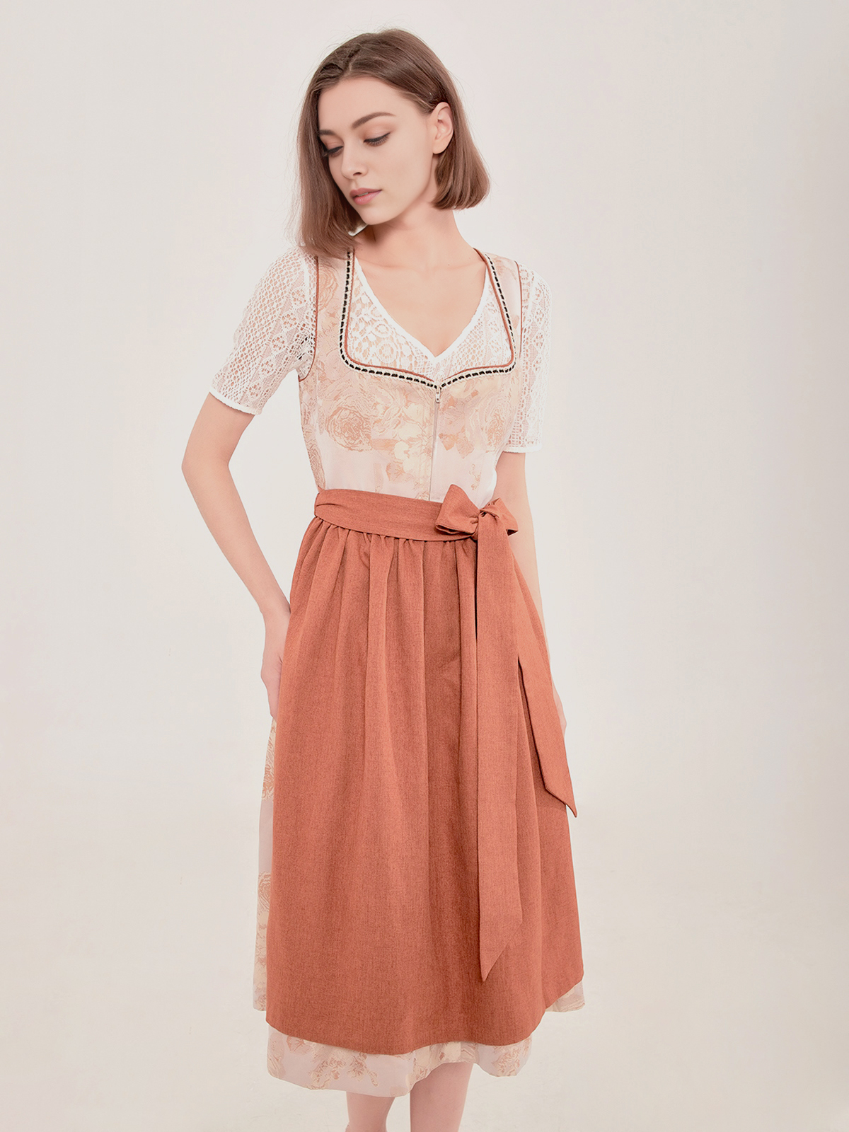 Dirndlbluse in Braun mit verspielten Details