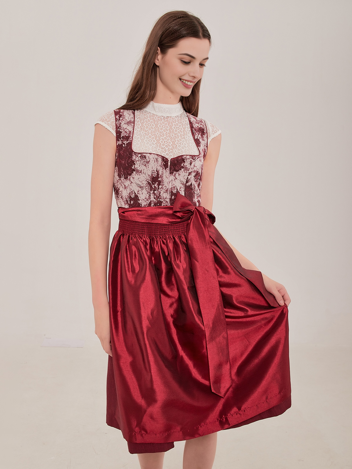 Tradition meets Moderne: Ein rotes Samt-Dirndl mit aufwendiger Stickarbeit