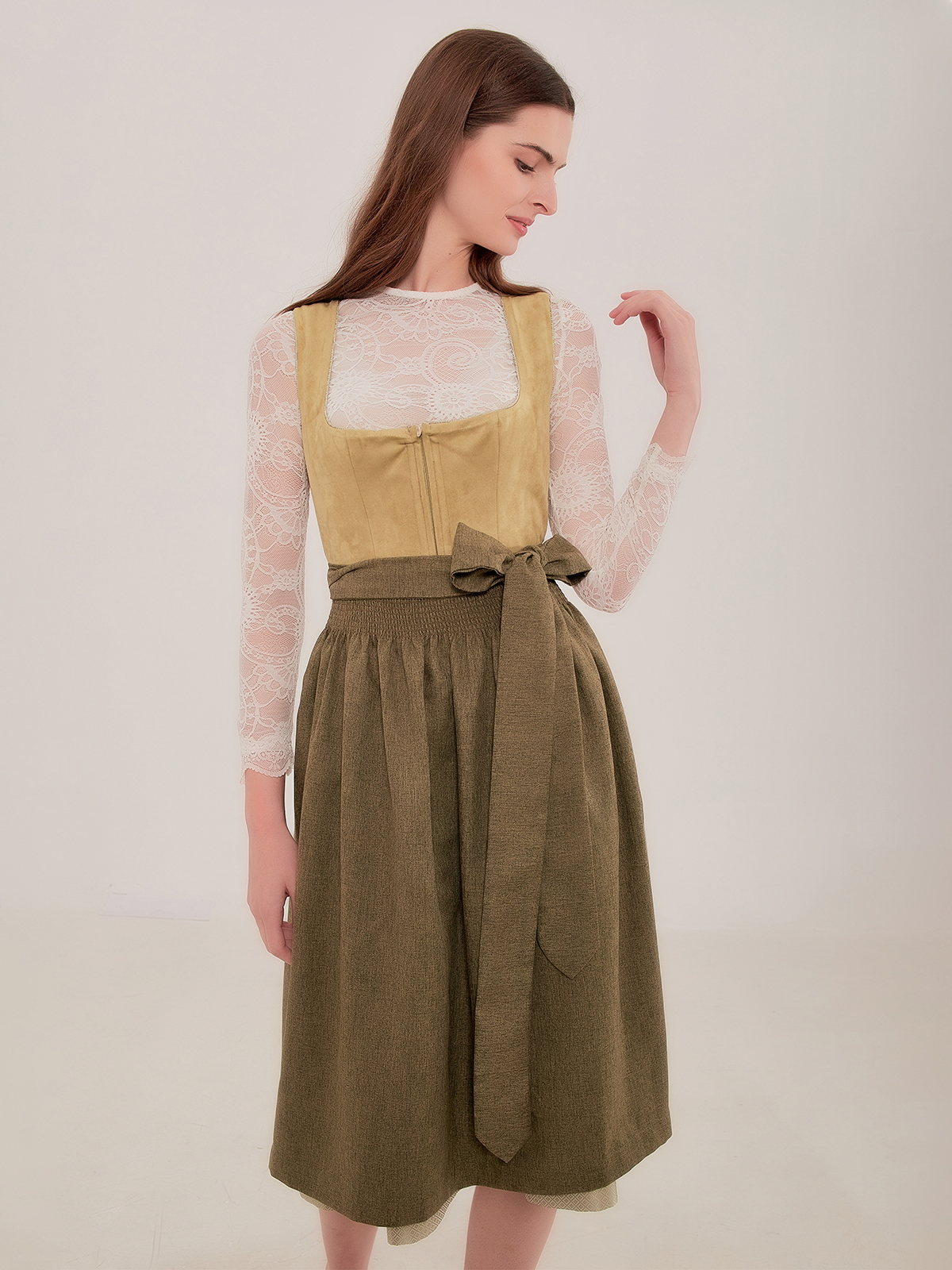 Ein dunkelrotes Dirndl mit grünen Akzenten – perfekt für festliche Anlässe