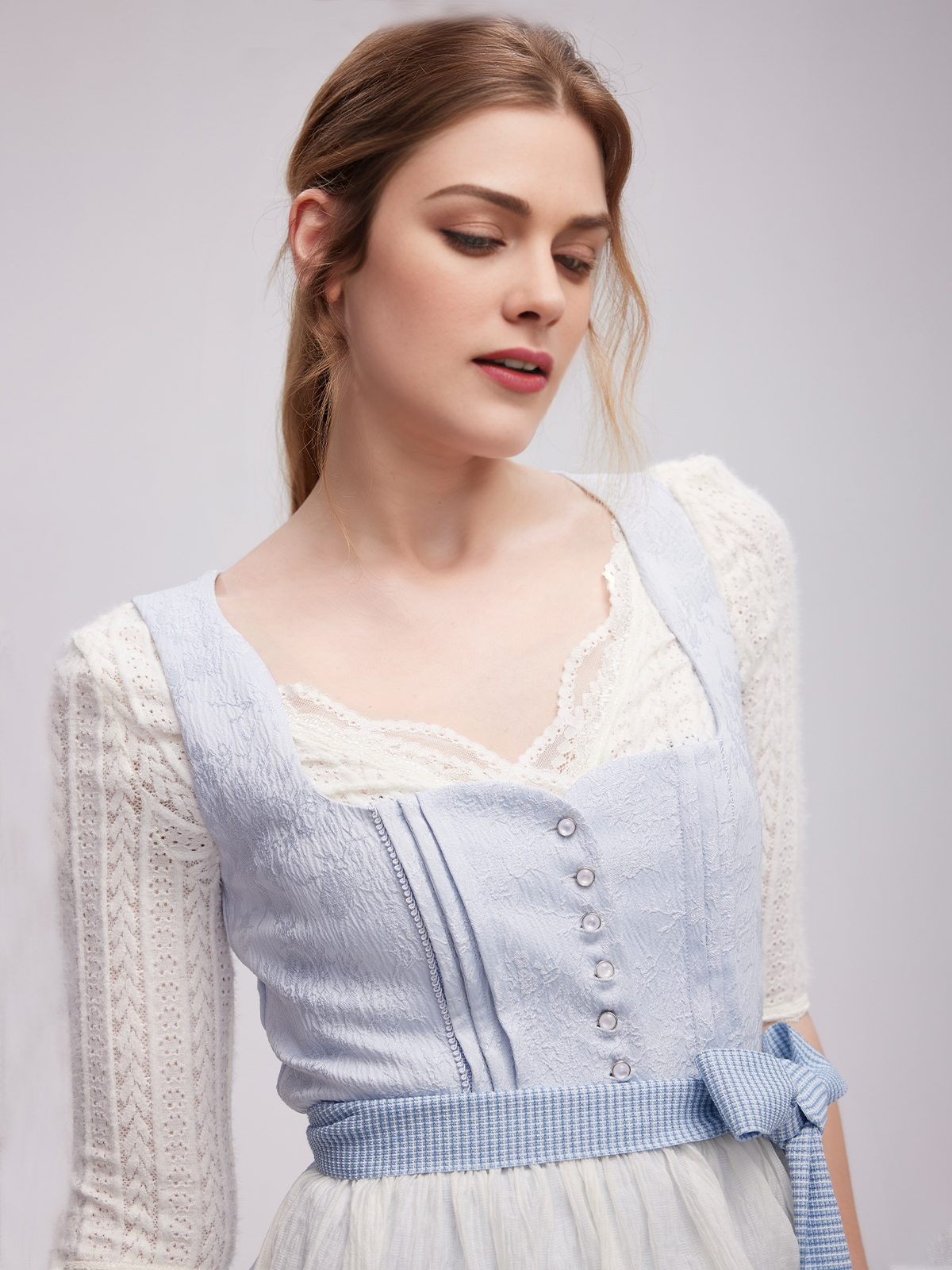 Dirndl mit blauer Schürze