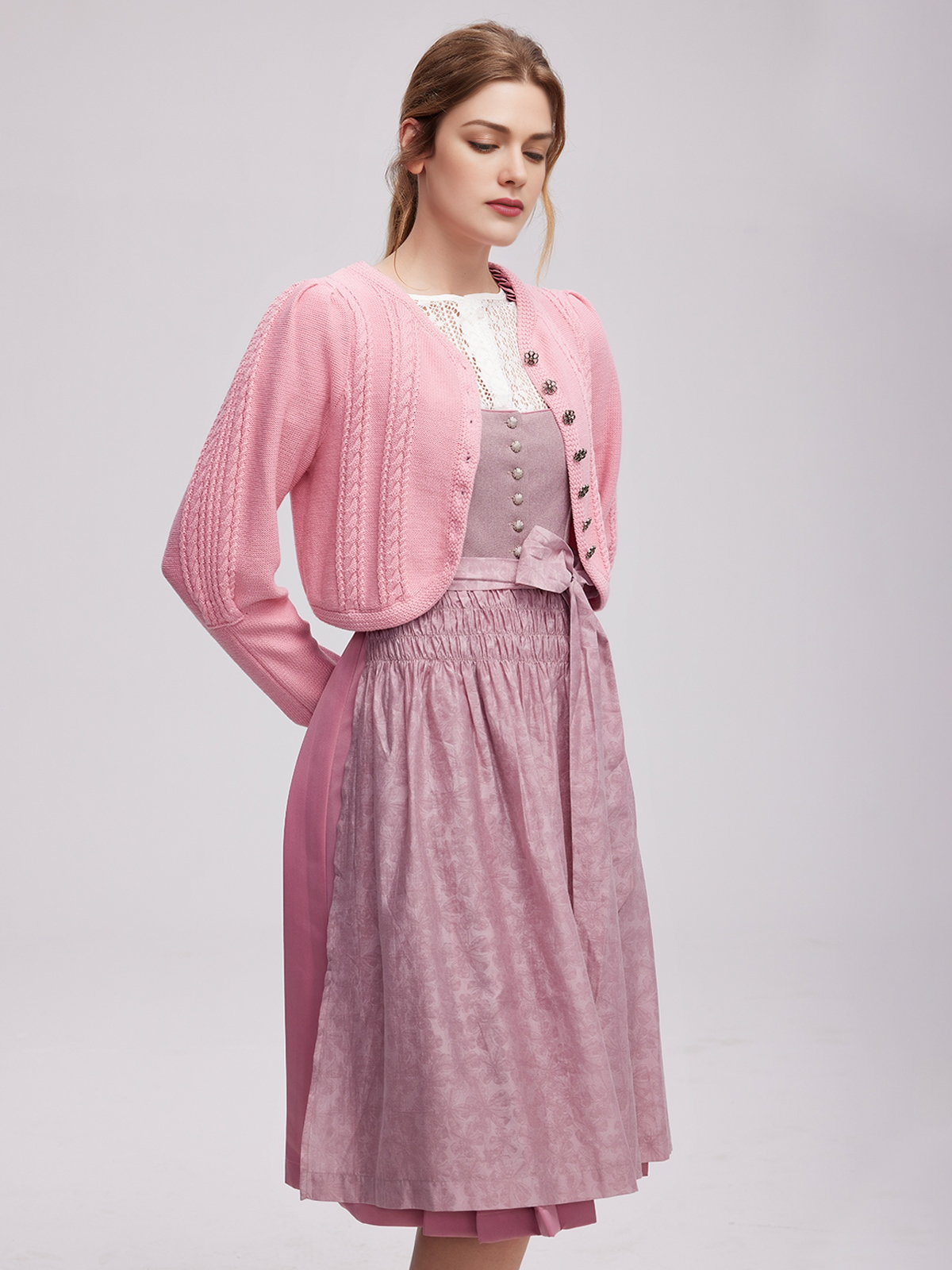 Modernes Samt-Dirndl in urbanem Setting