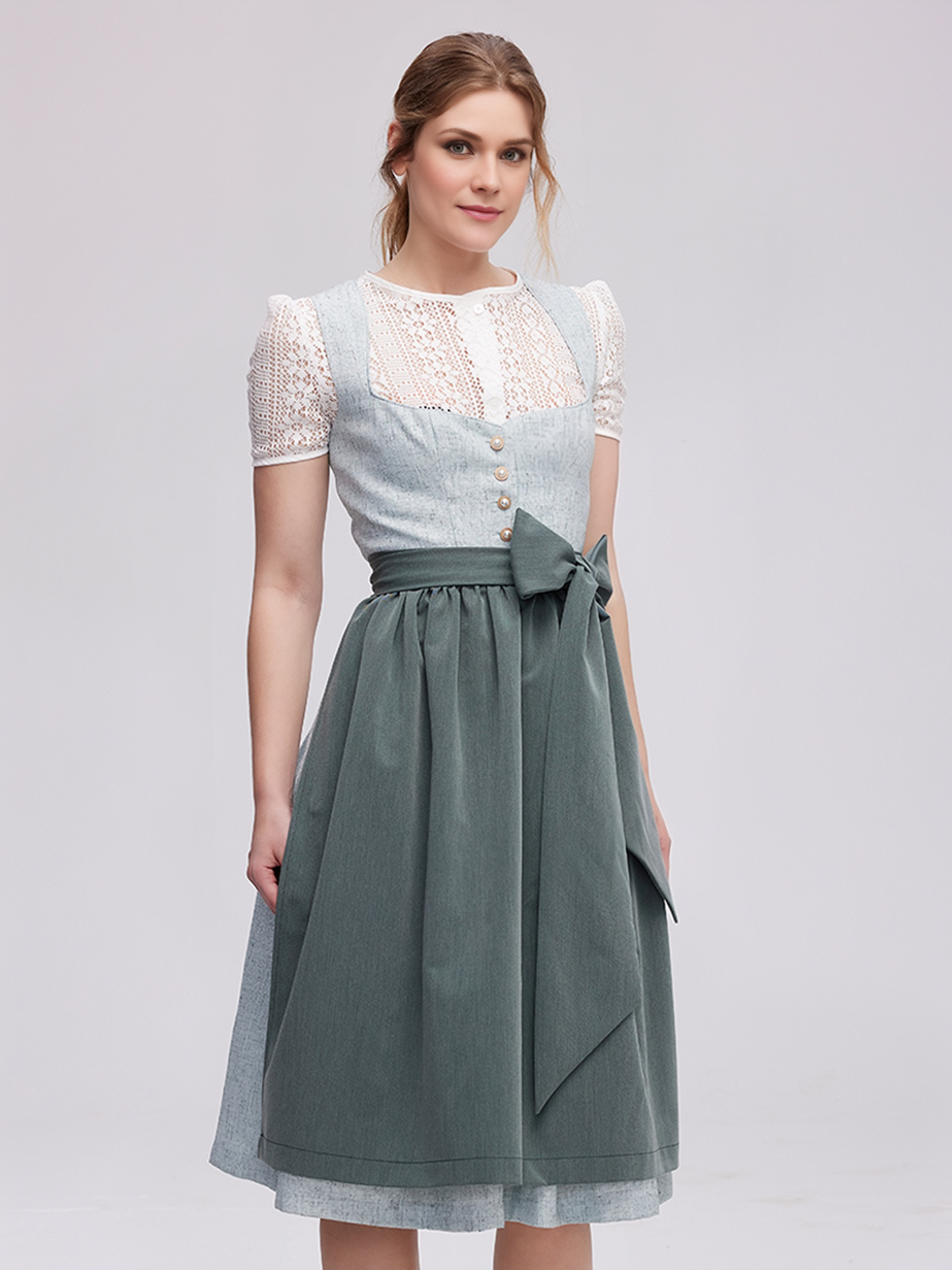 Dirndl in Grün mit floralen Details
