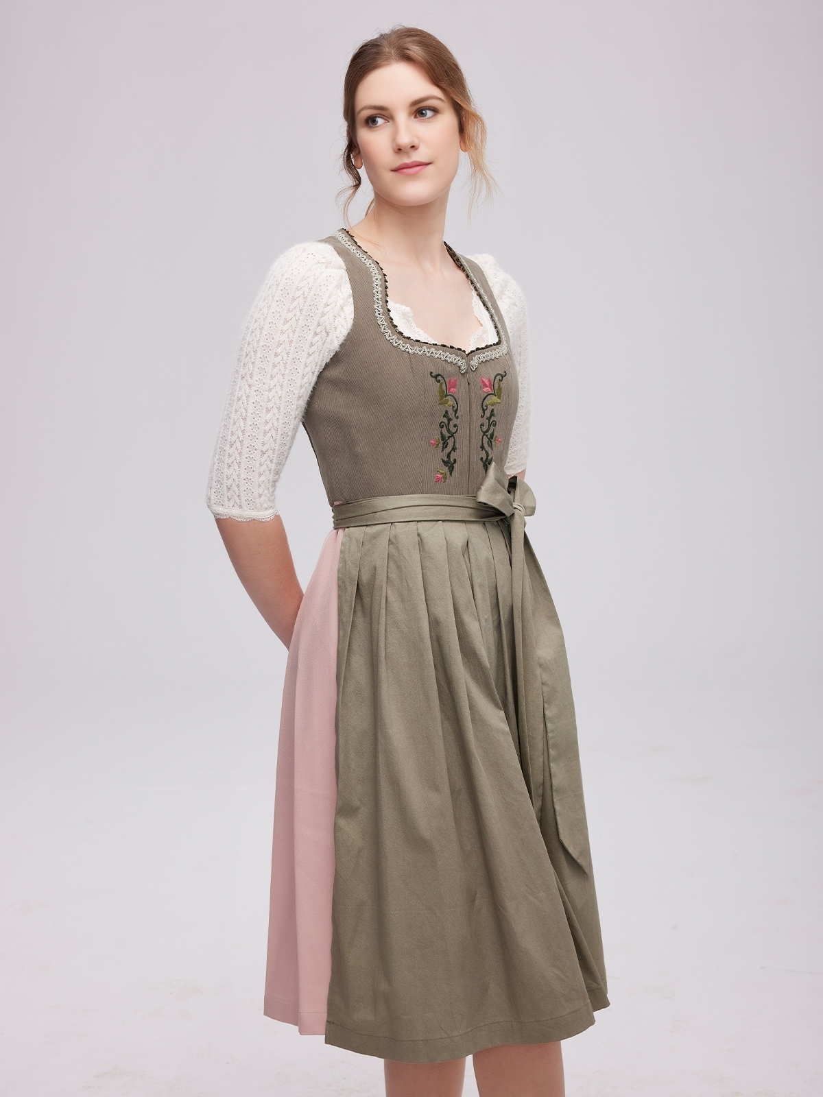 Modernes Dirndl mit tieferem Ausschnitt in Grün