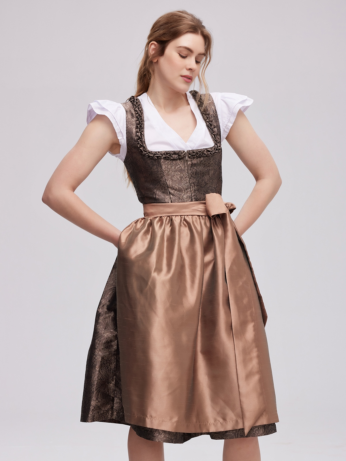 Dunkelgrünes Dirndl mit traditioneller Schürze