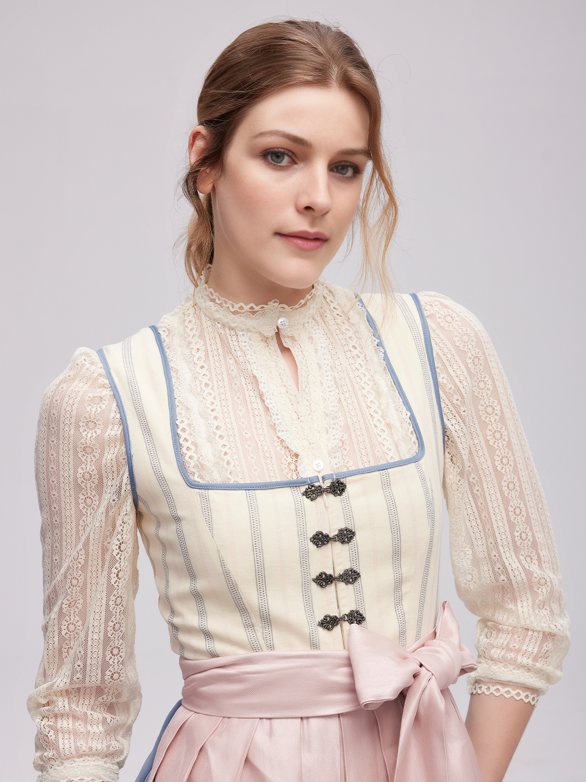 Modernes Dirndl in Beige mit eleganter Silhouette