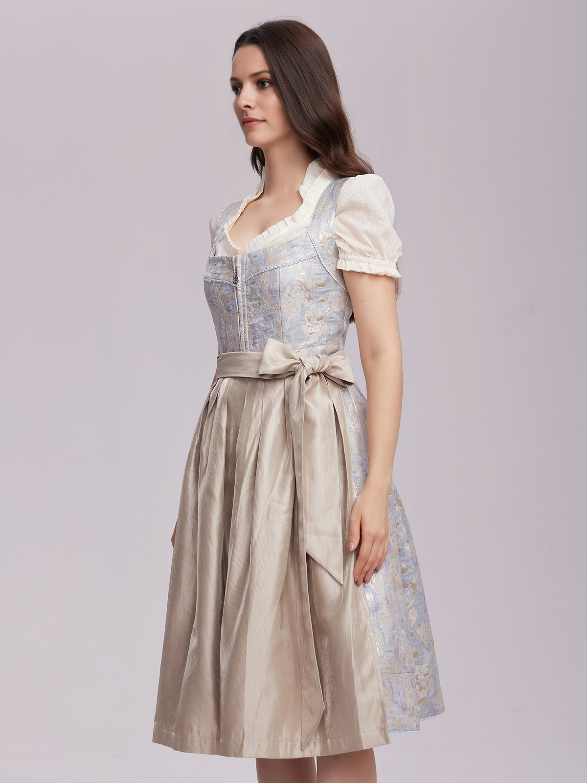 Dirndl in Blau mit traditioneller Schürze