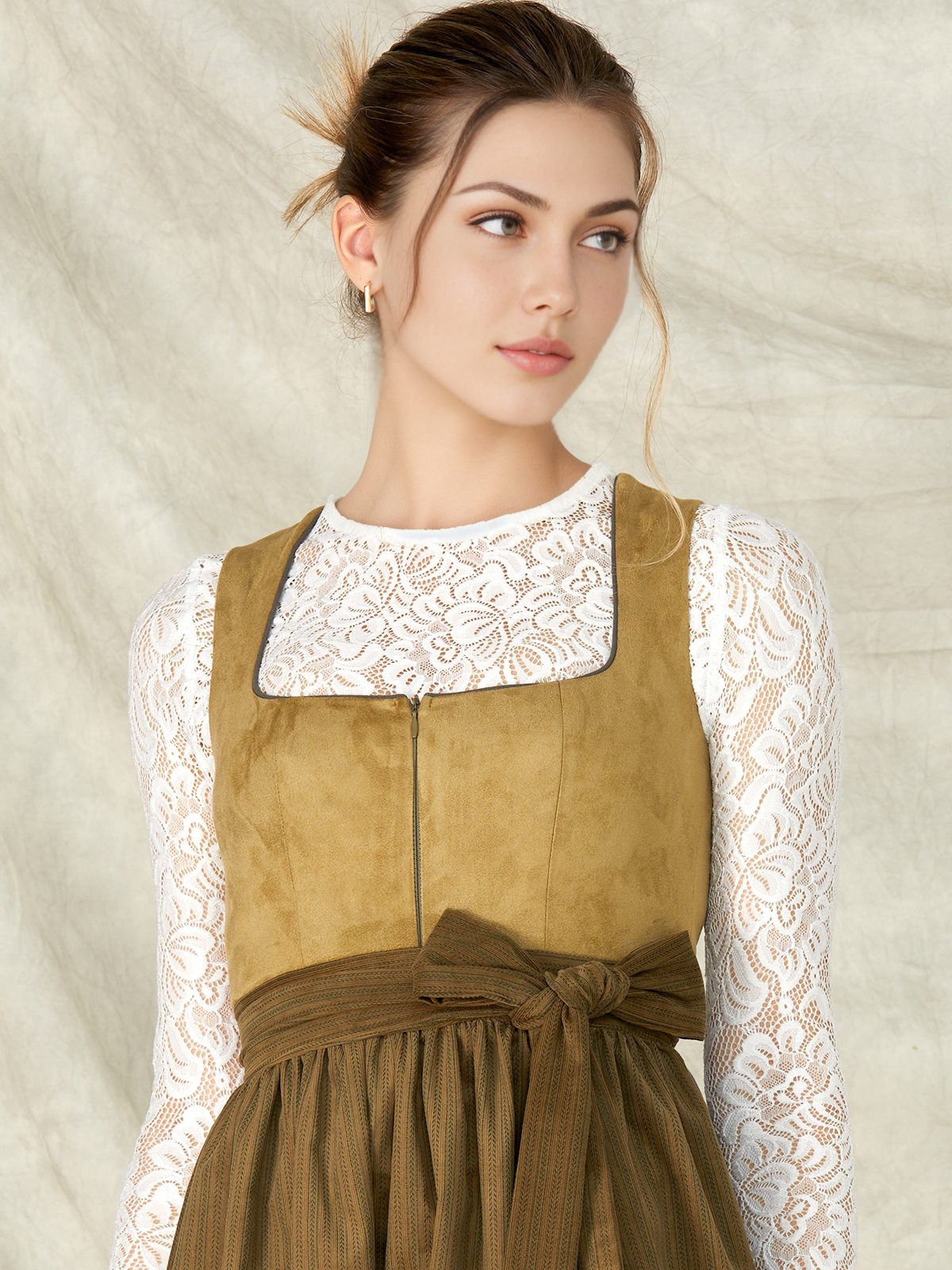 Samt Dirndl Grün – Eleganz in Perfektion