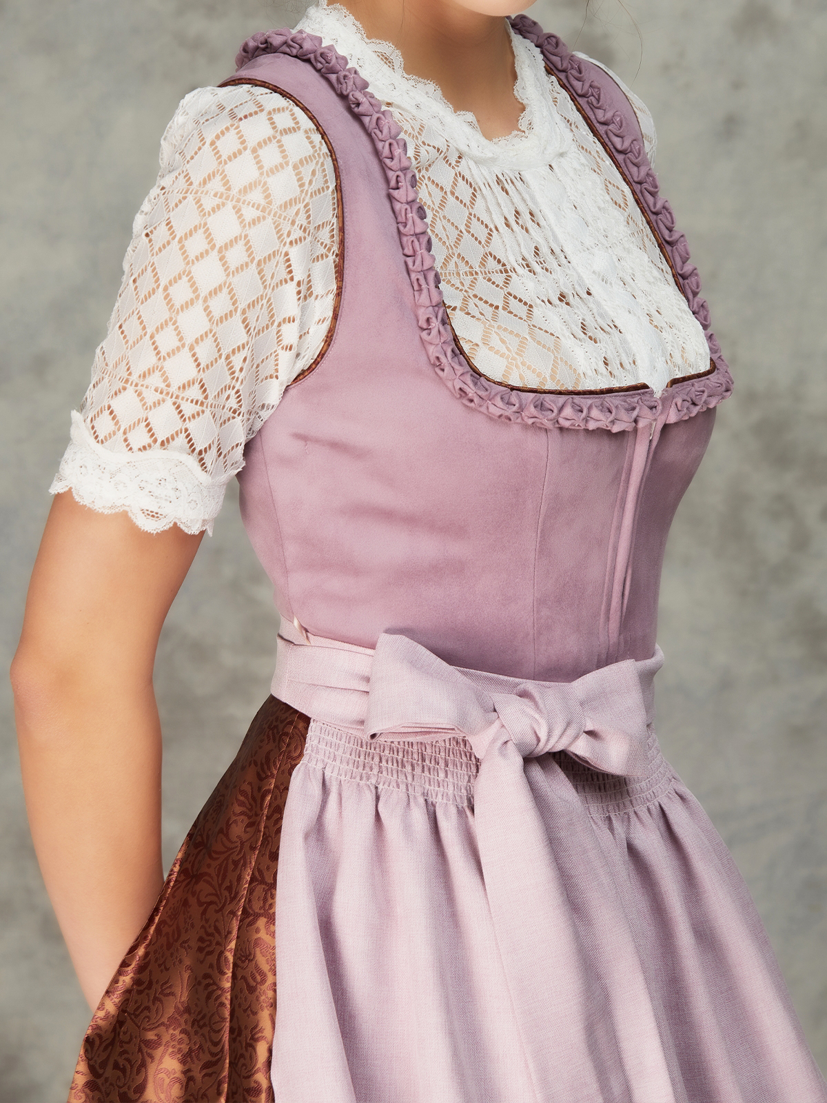 Dirndl mit geradem Ausschnitt in Lila