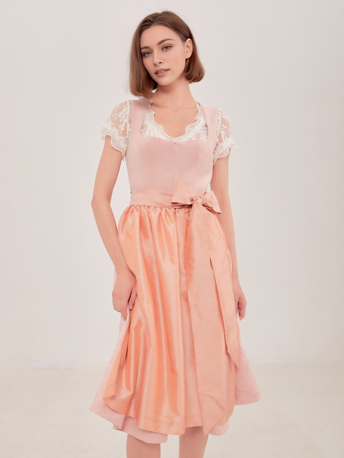 Dirndl in Rosa mit grünen und roten Akzenten