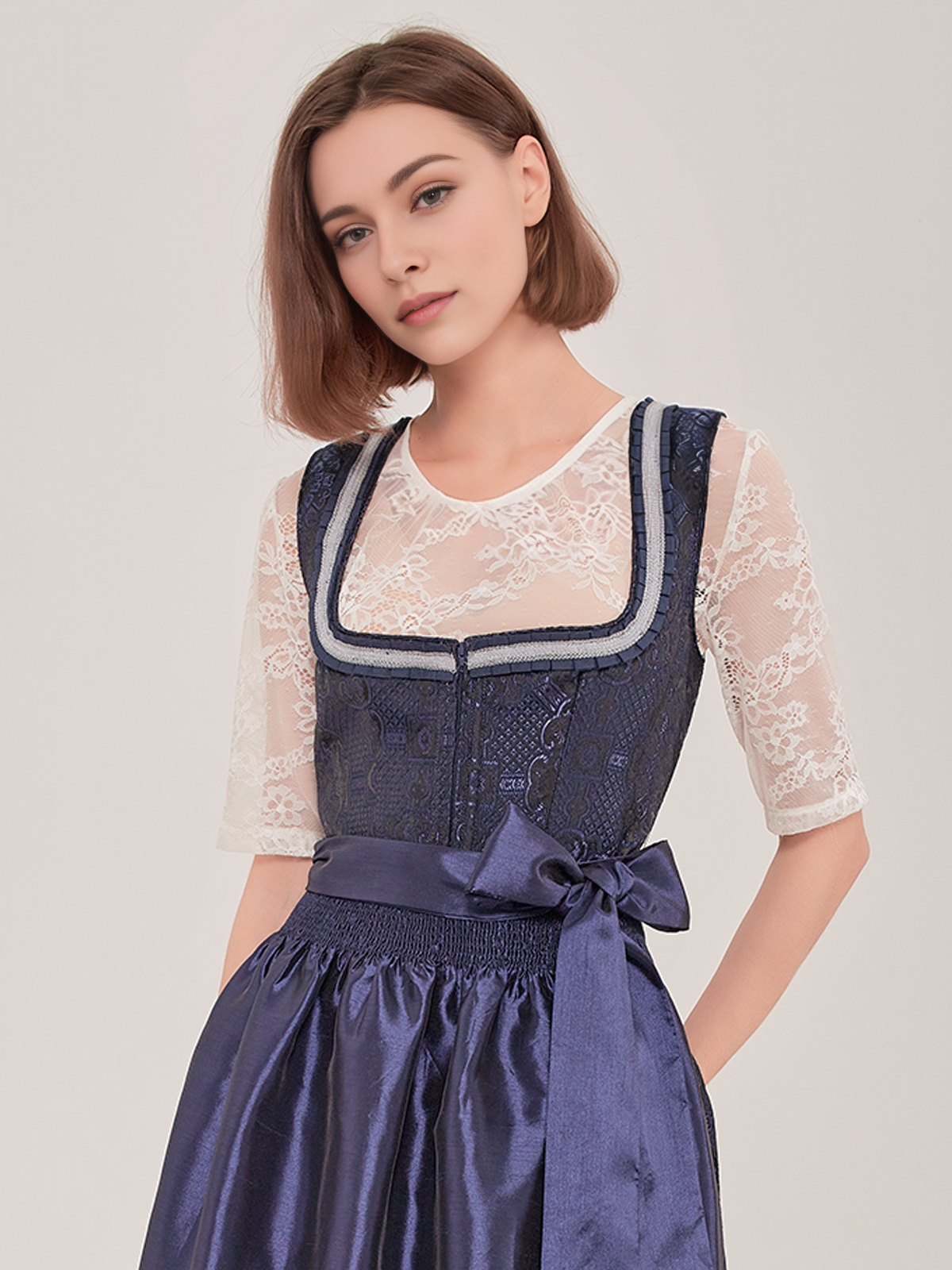 Dirndlbluse halbarm in Blau mit Spitzenverzierung
