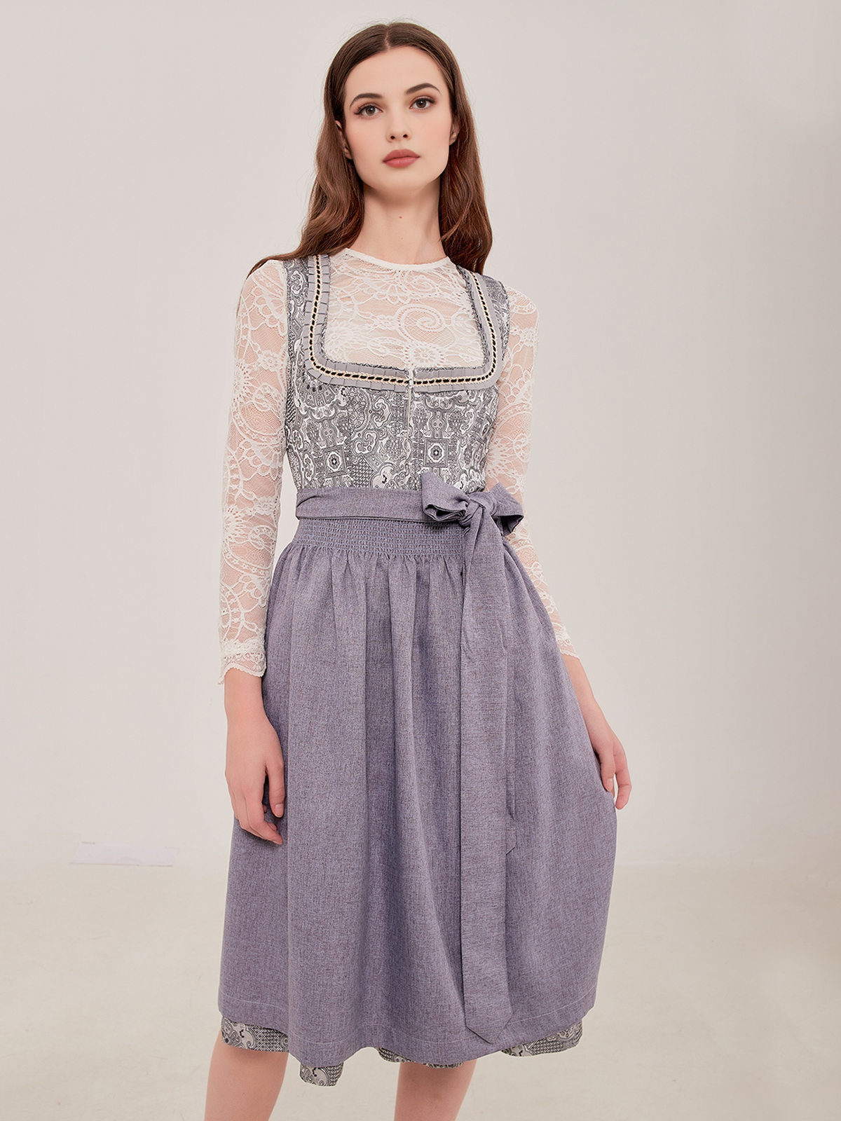 Modernes Dirndl in Grau – eleganter Kontrast zu Pink