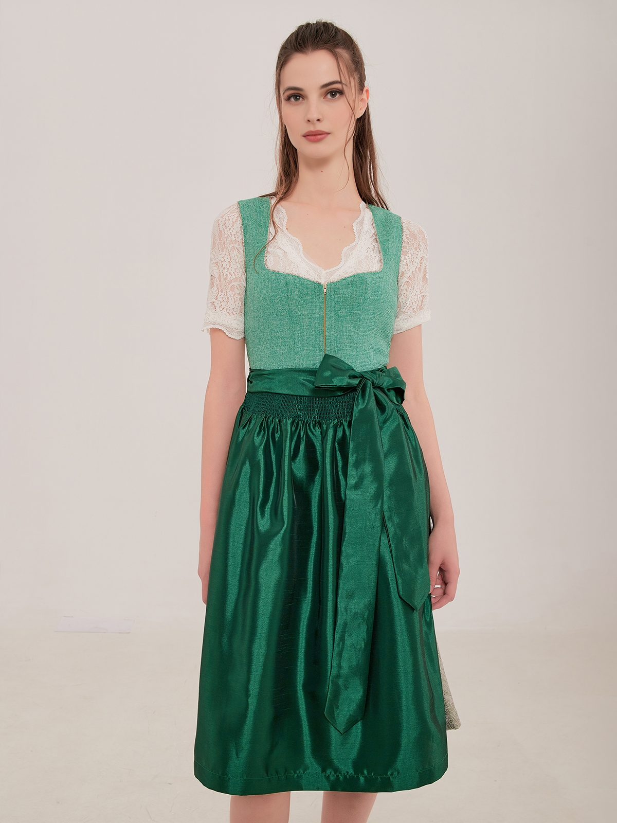 Dirndl in rosa-beiger Farbkombination – perfekt für festliche Anlässe