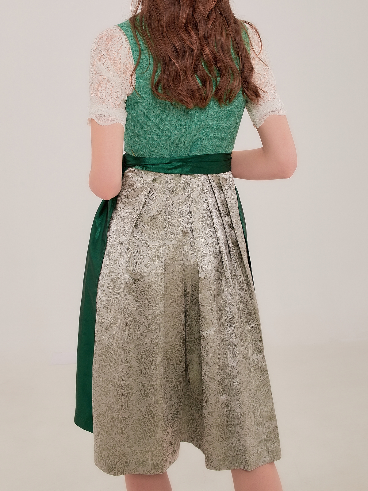 Elegantes rot-grünes Dirndl mit traditionellen Stickereien