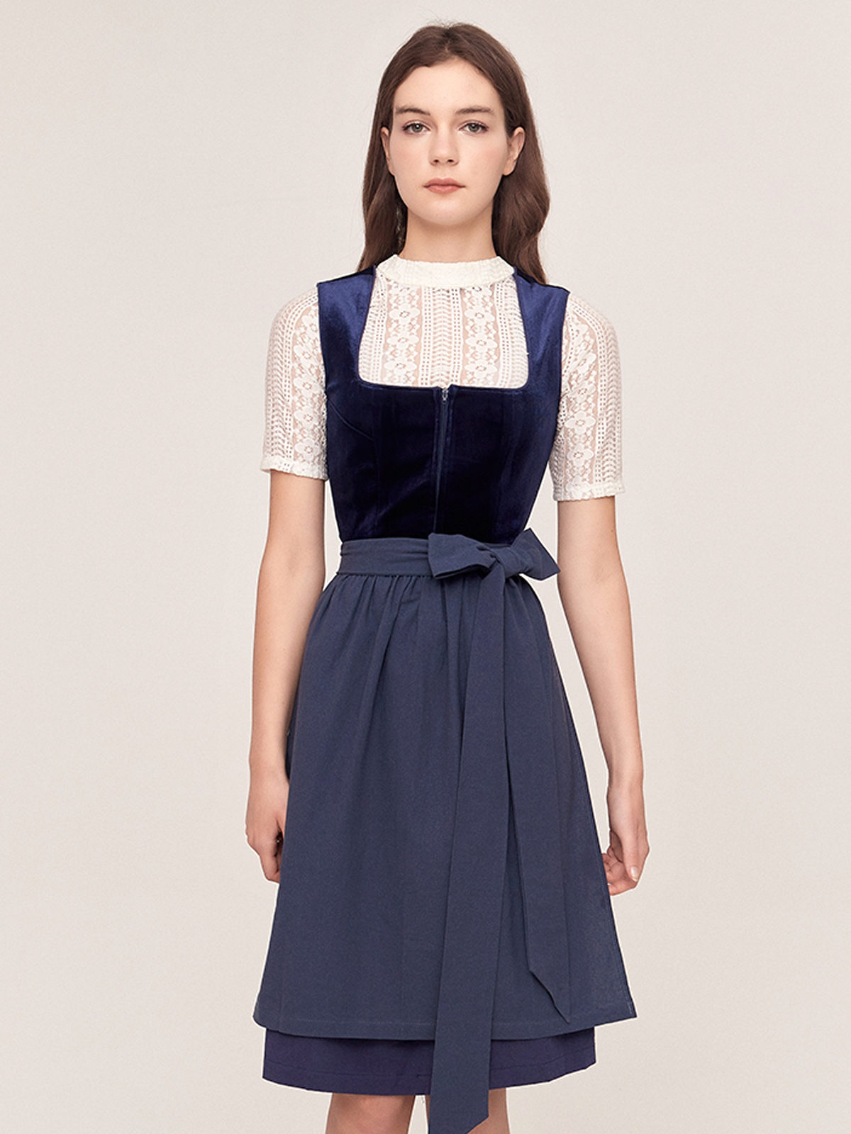 Dirndl in Blau mit Puffärmelbluse
