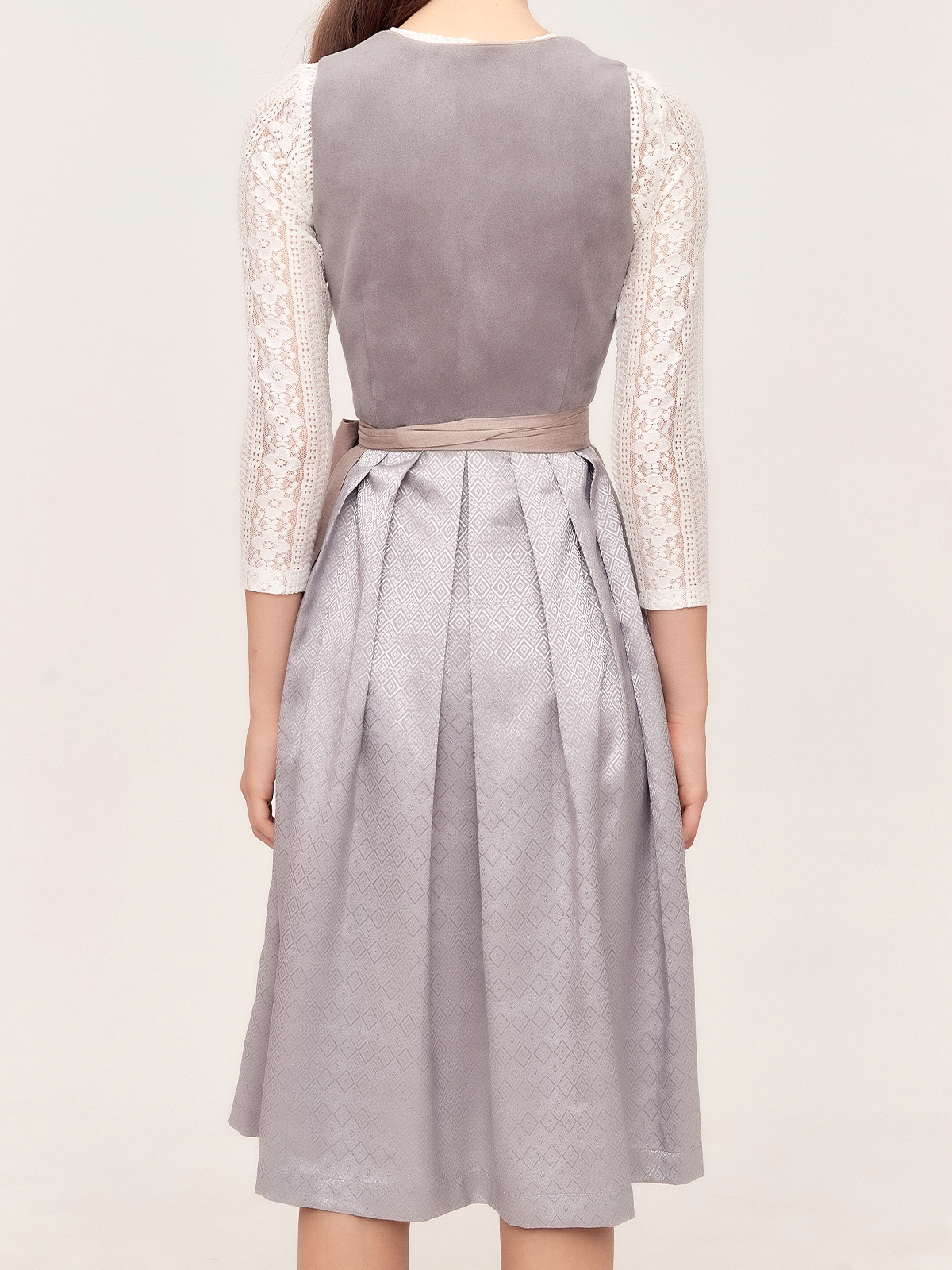 Dirndl in Grau – Eleganz und Tradition vereint