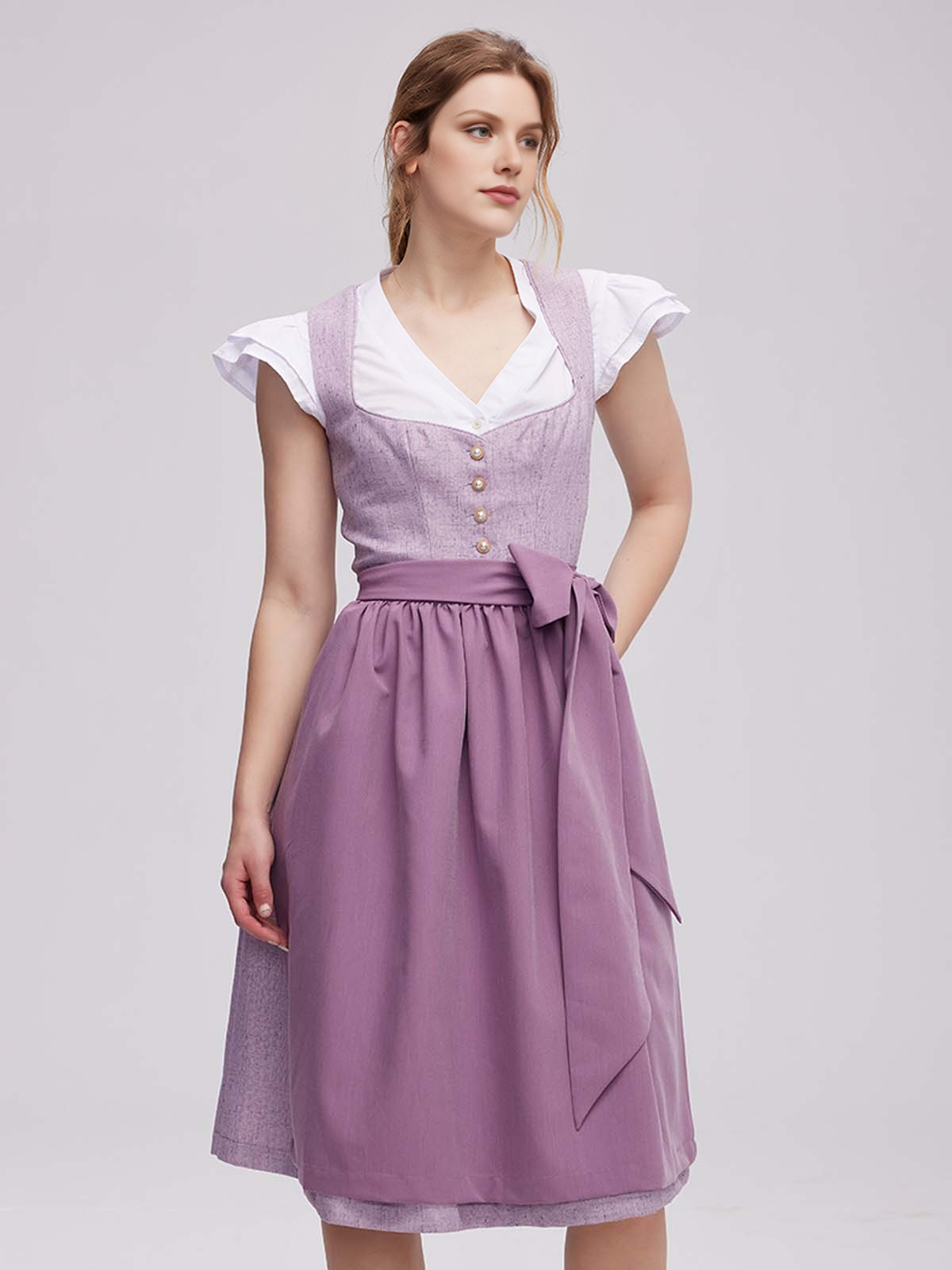 Traditionelles lila Dirndl mit modernen Akzenten