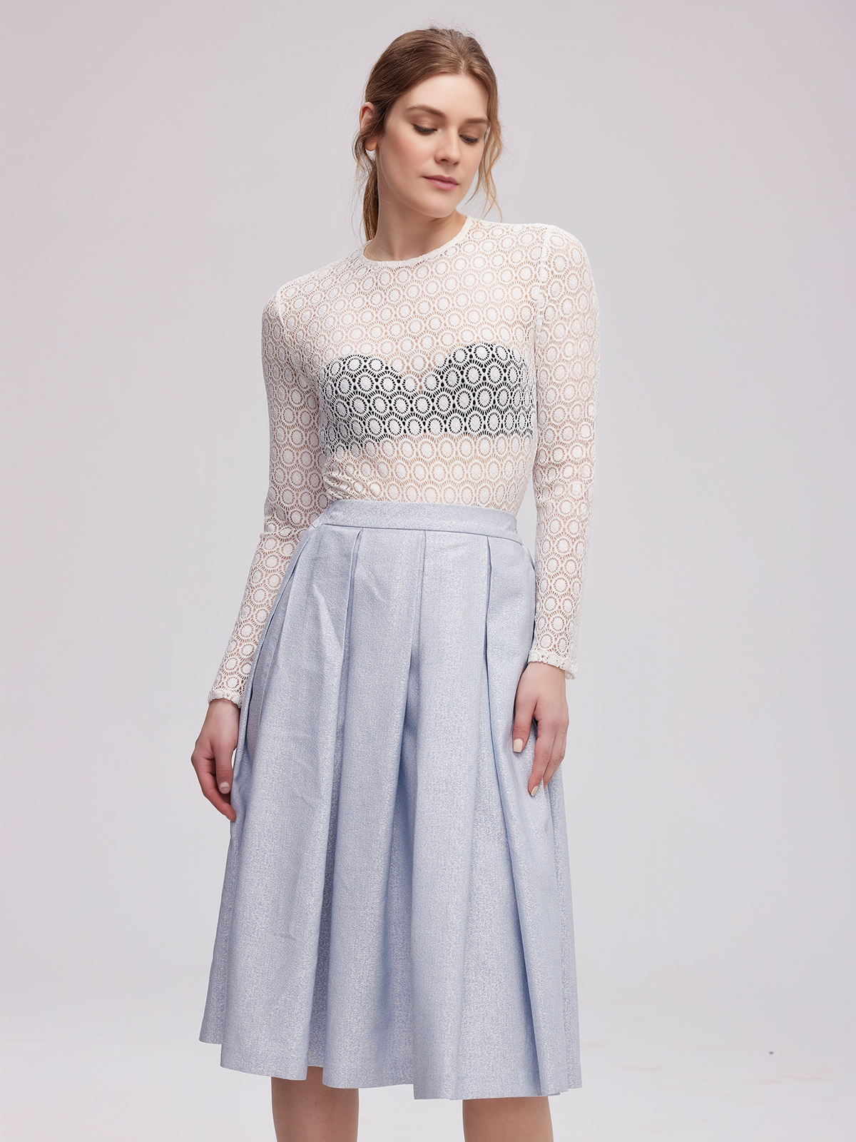 Modernes Samtdirndl in urbanem Setting