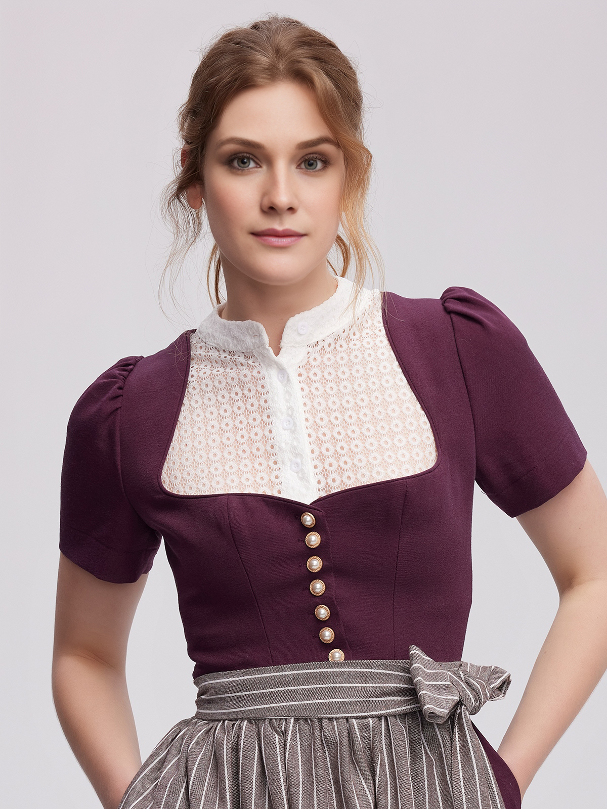 Stylisches Lila-Dirndl mit Lederdetails
