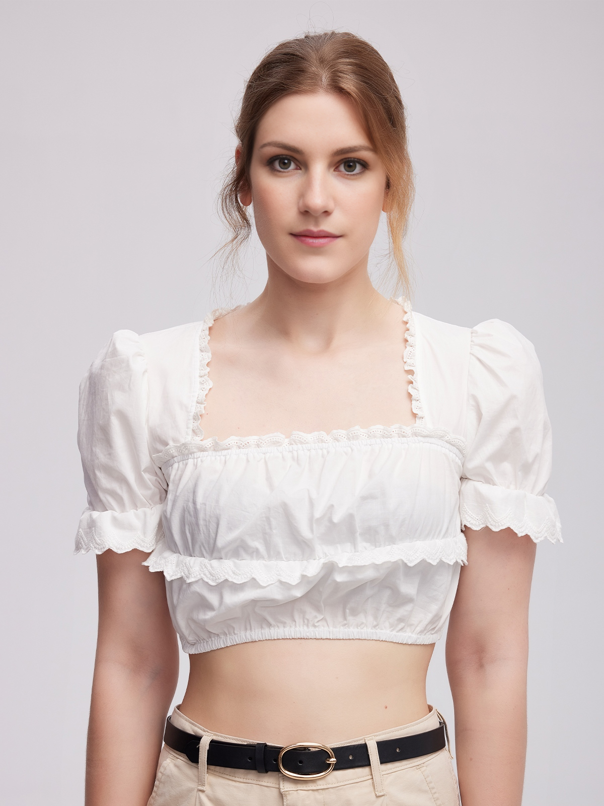 Dirndl mit weißer Bluse – stilvolle Kombination