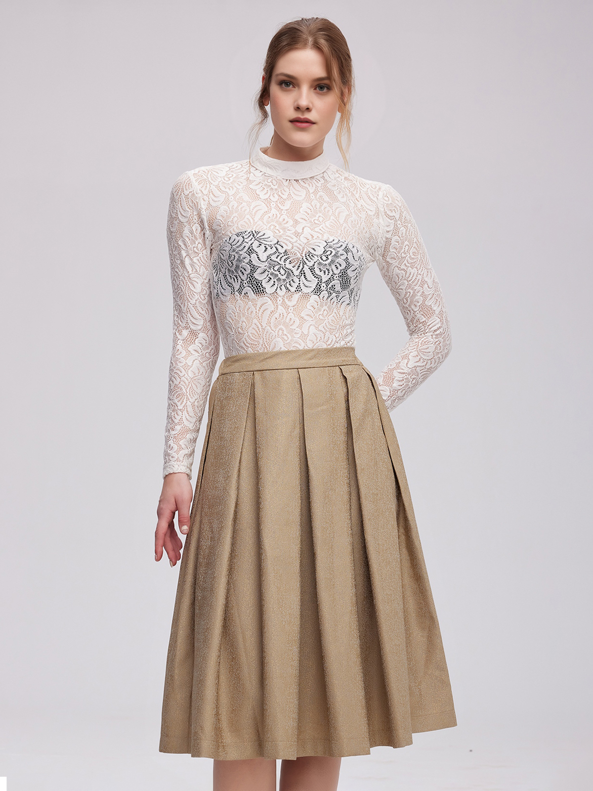 Dirndl in Weiß mit modernem Schnitt