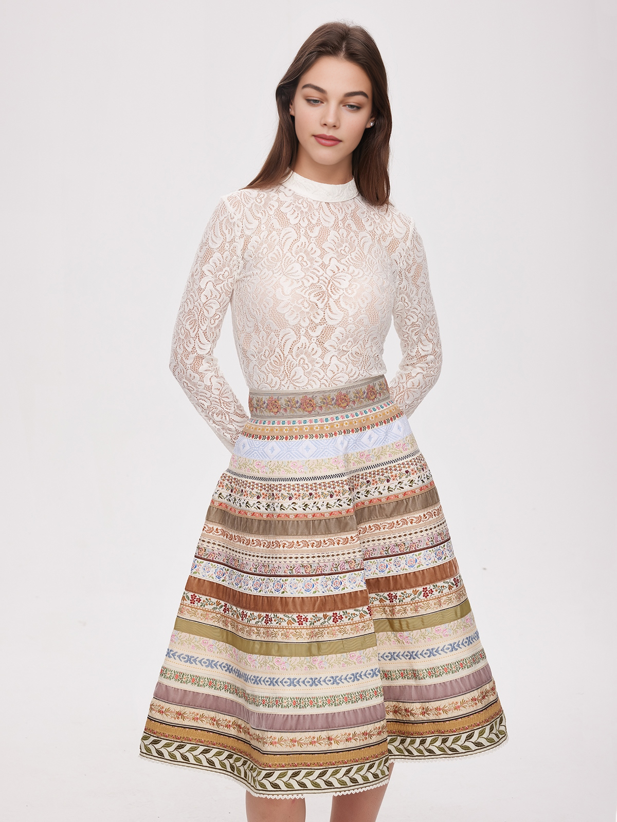 Dirndlbluse beige Spitze – Eleganz und Tradition