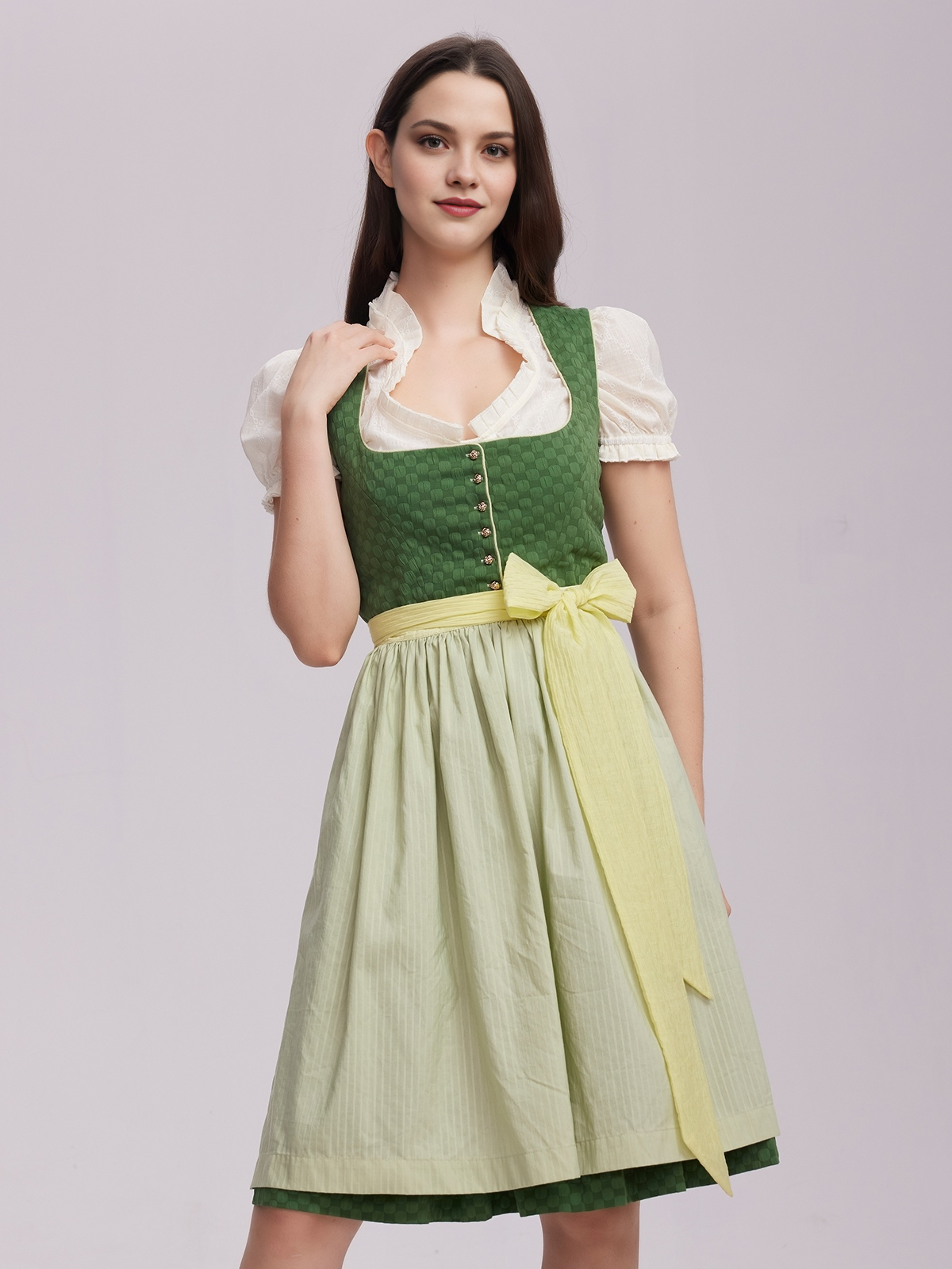 Ein elegantes samtdirndl blau mit floralen Details