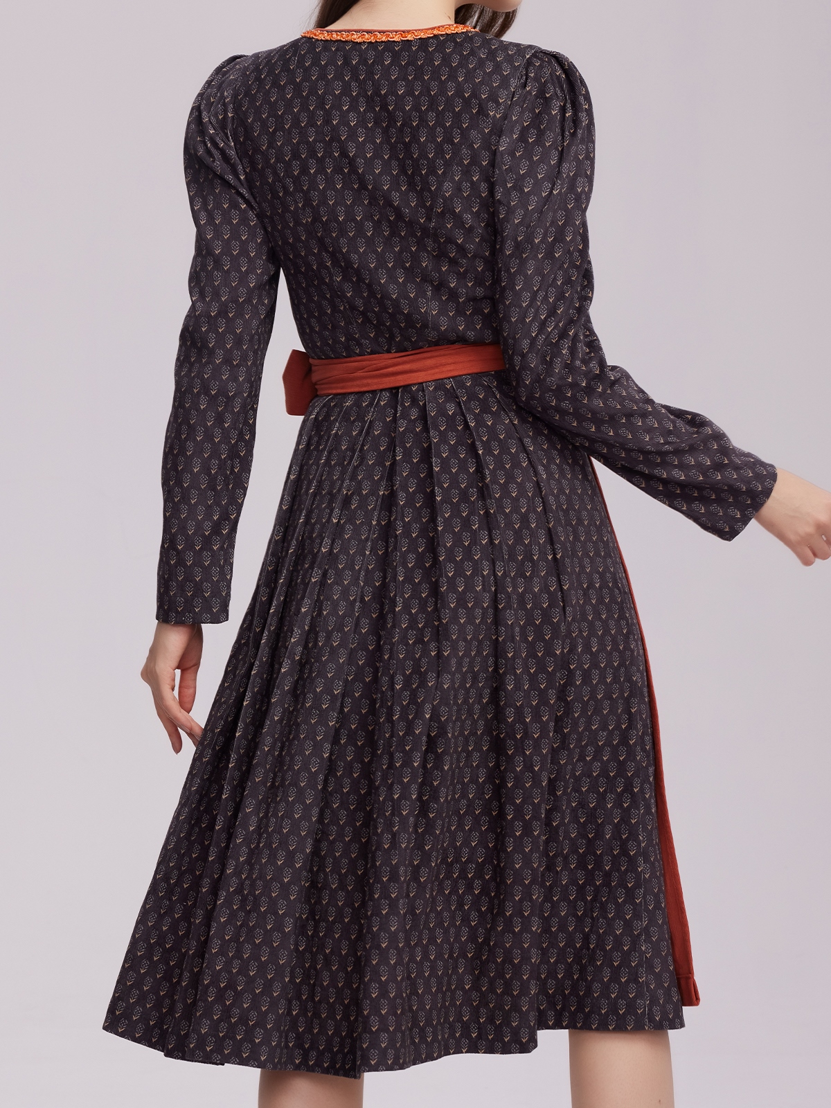 Ein elegantes schwarzes Dirndl mit feinen Details