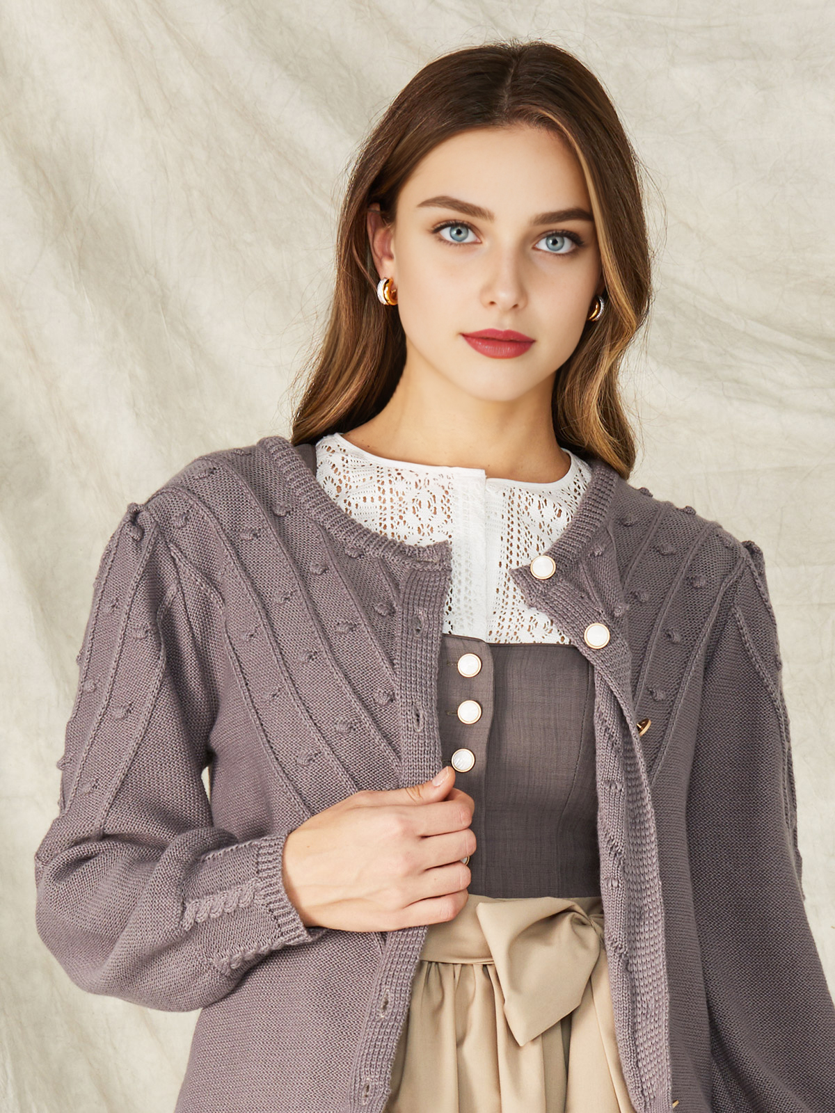 Elegantes graues Dirndl mit traditionellem Schnitt