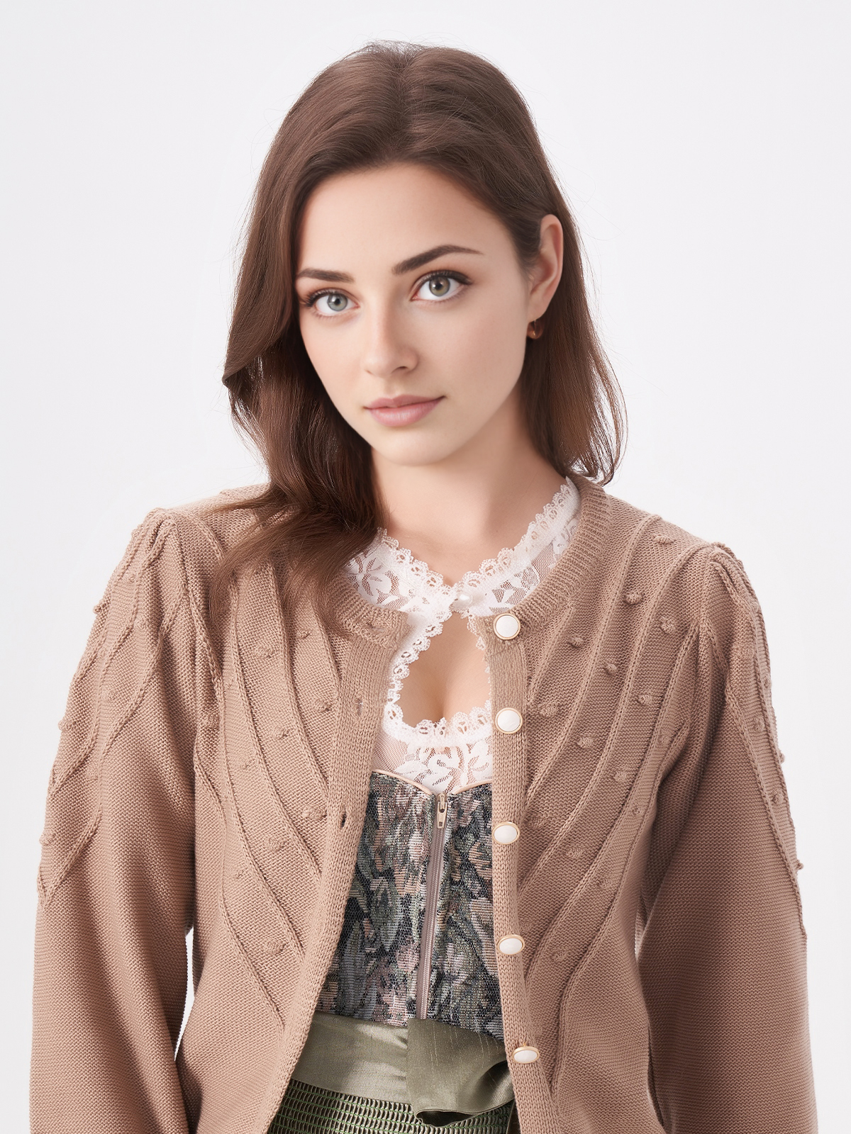 Stilvolles grünes Dirndl mit brauner Strickjacke