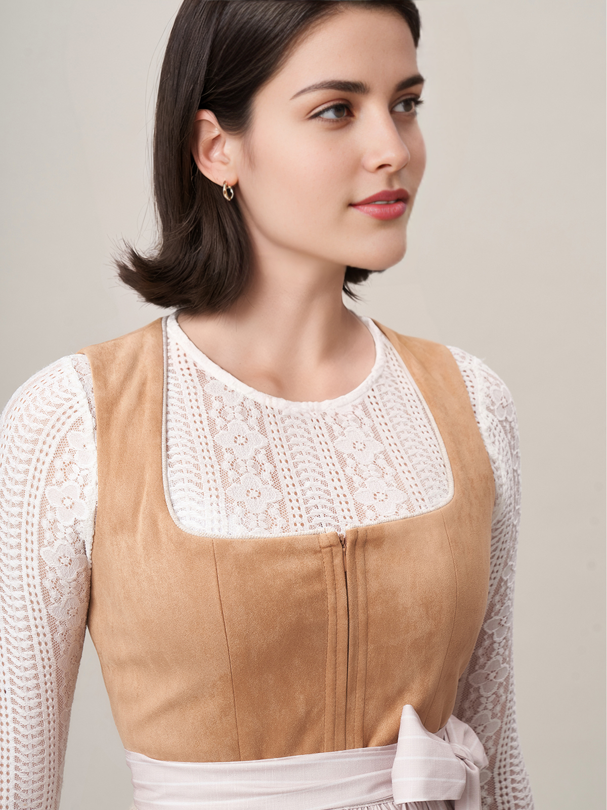 Dirndl in grauem Samt mit rustikalem Charme