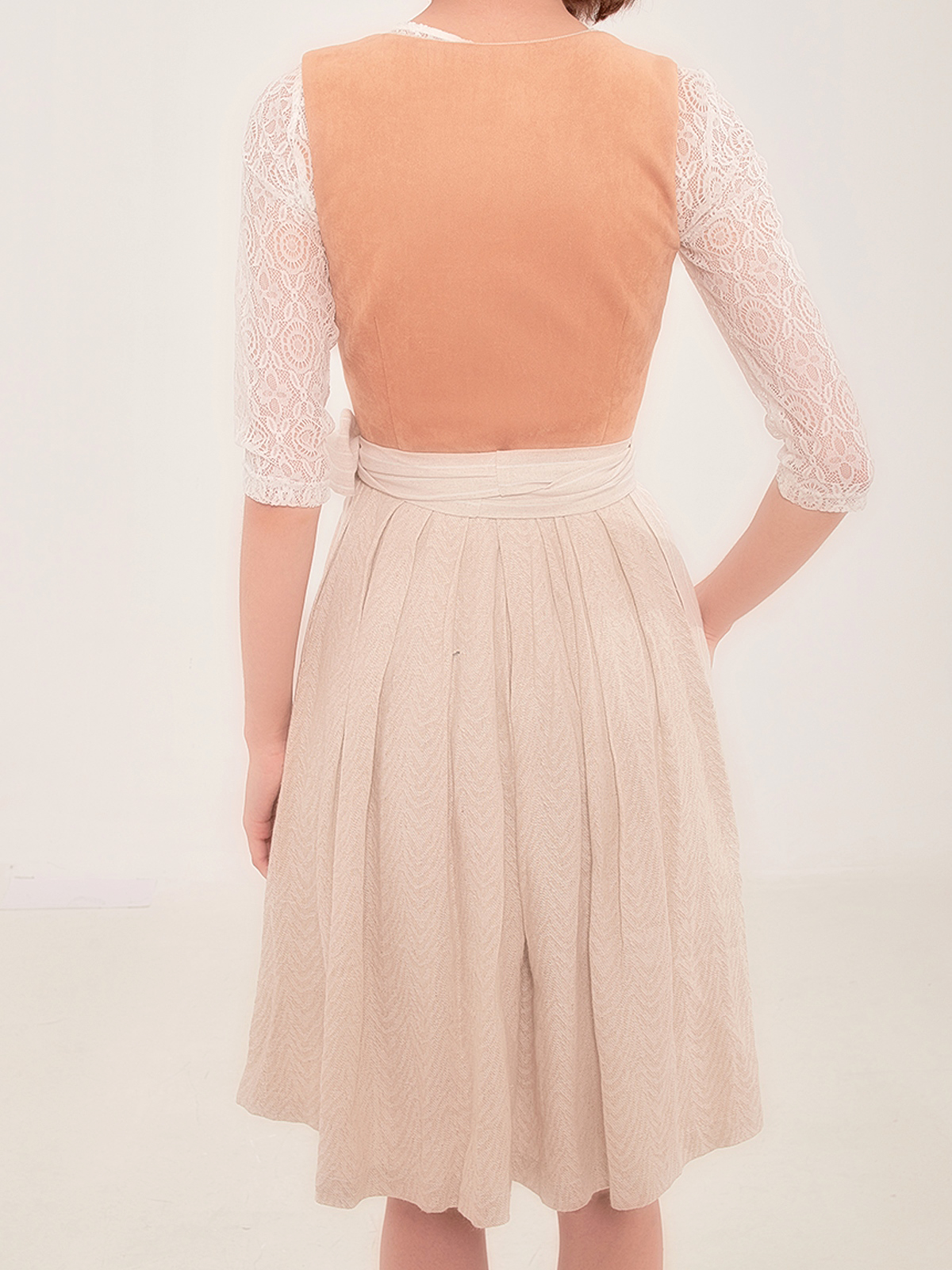 Dirndl Beige Samt – ein zeitloser Klassiker