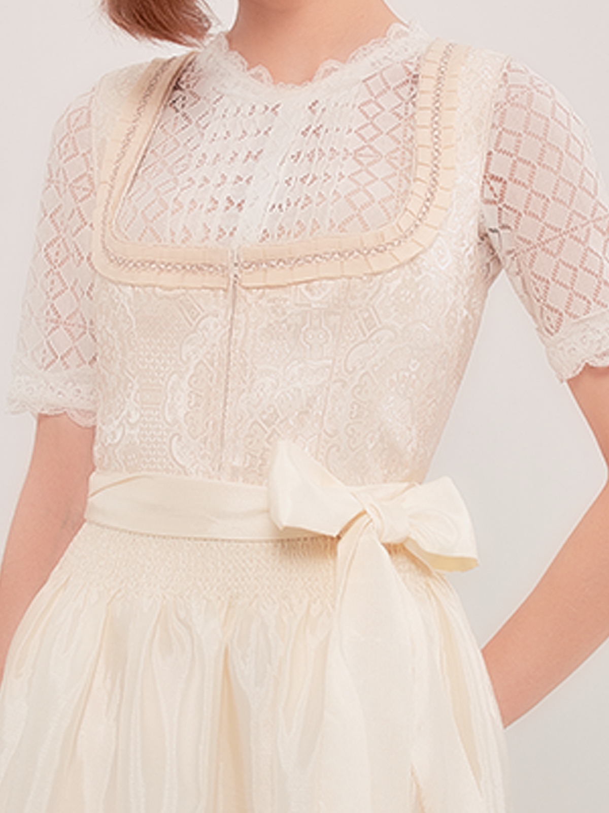 Ein elegantes weißes Dirndl mit dunklen Akzenten