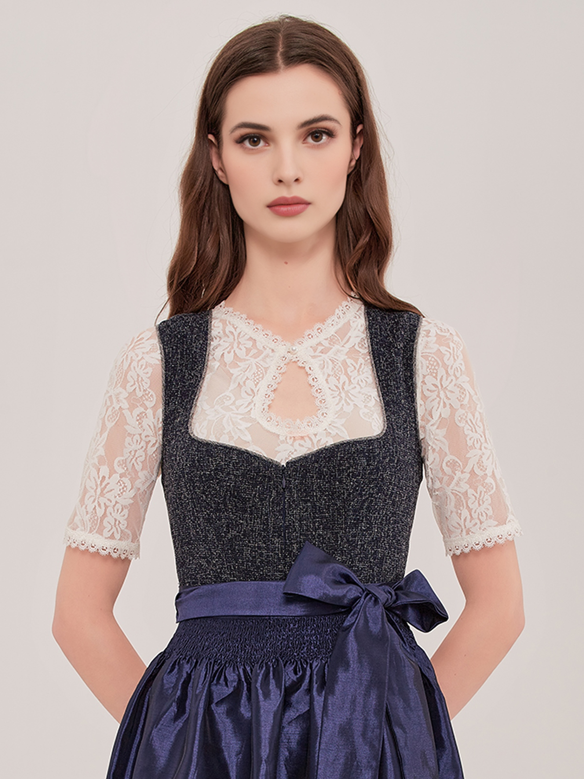 Dirndl in Gelb und Blau