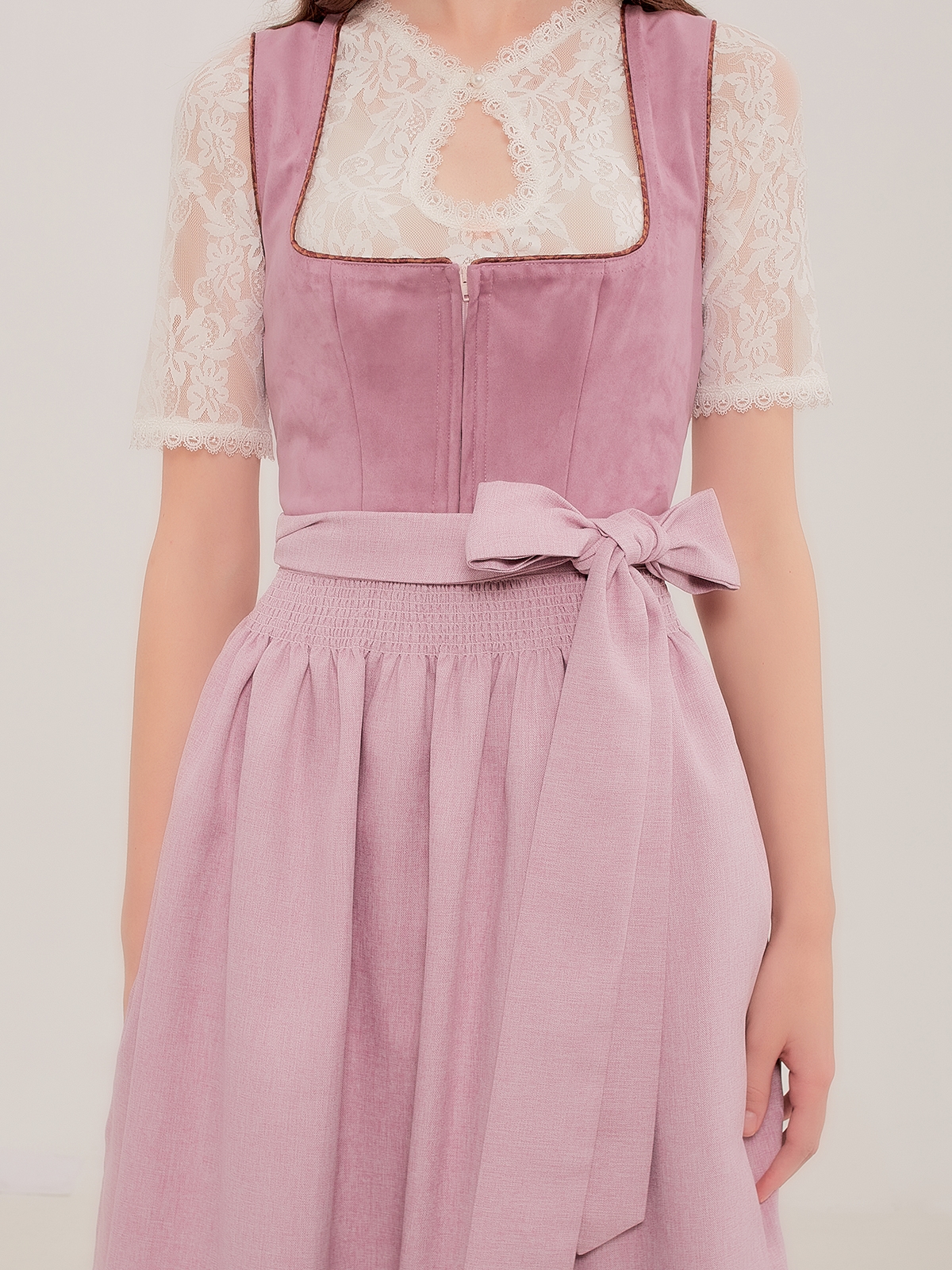 Dirndl Schwarz Spitze mit lila Akzenten