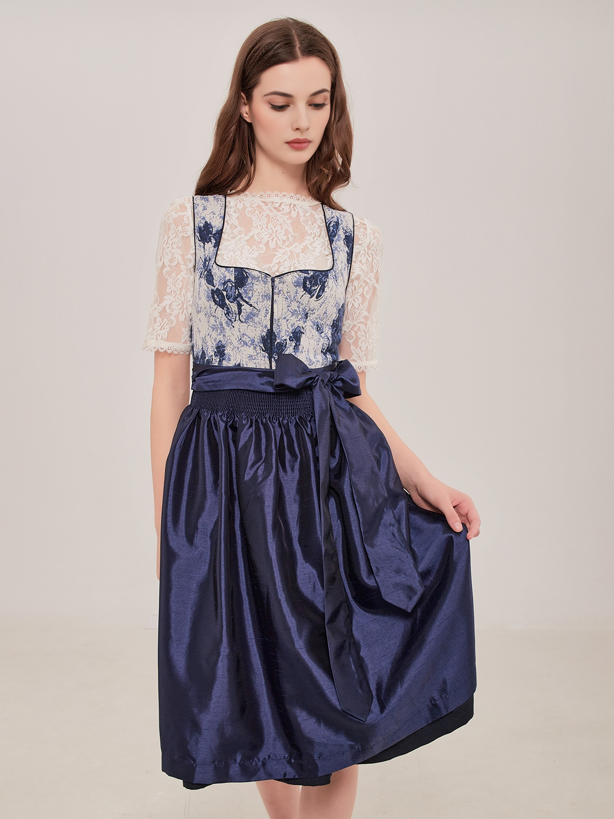 Dunkelblaue Dirndlbluse mit floralen Details