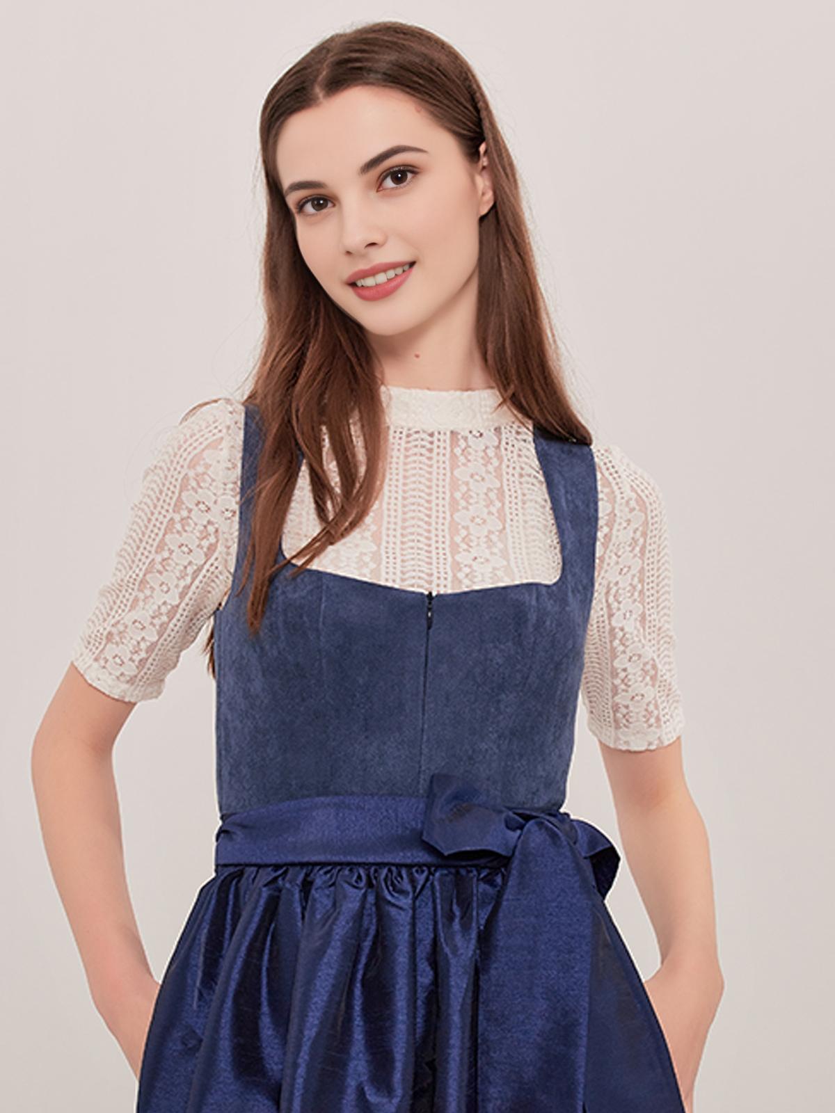 Braun Blaues Dirndl mit eleganter Bluse