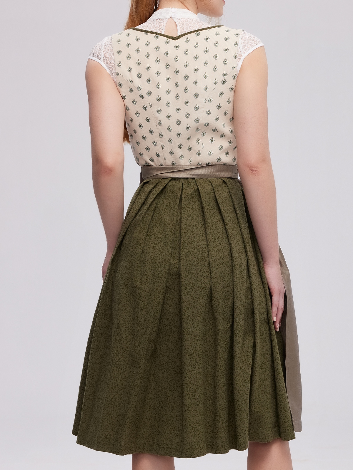 Schwarzes Samt-Dirndl mit gelber Schürze